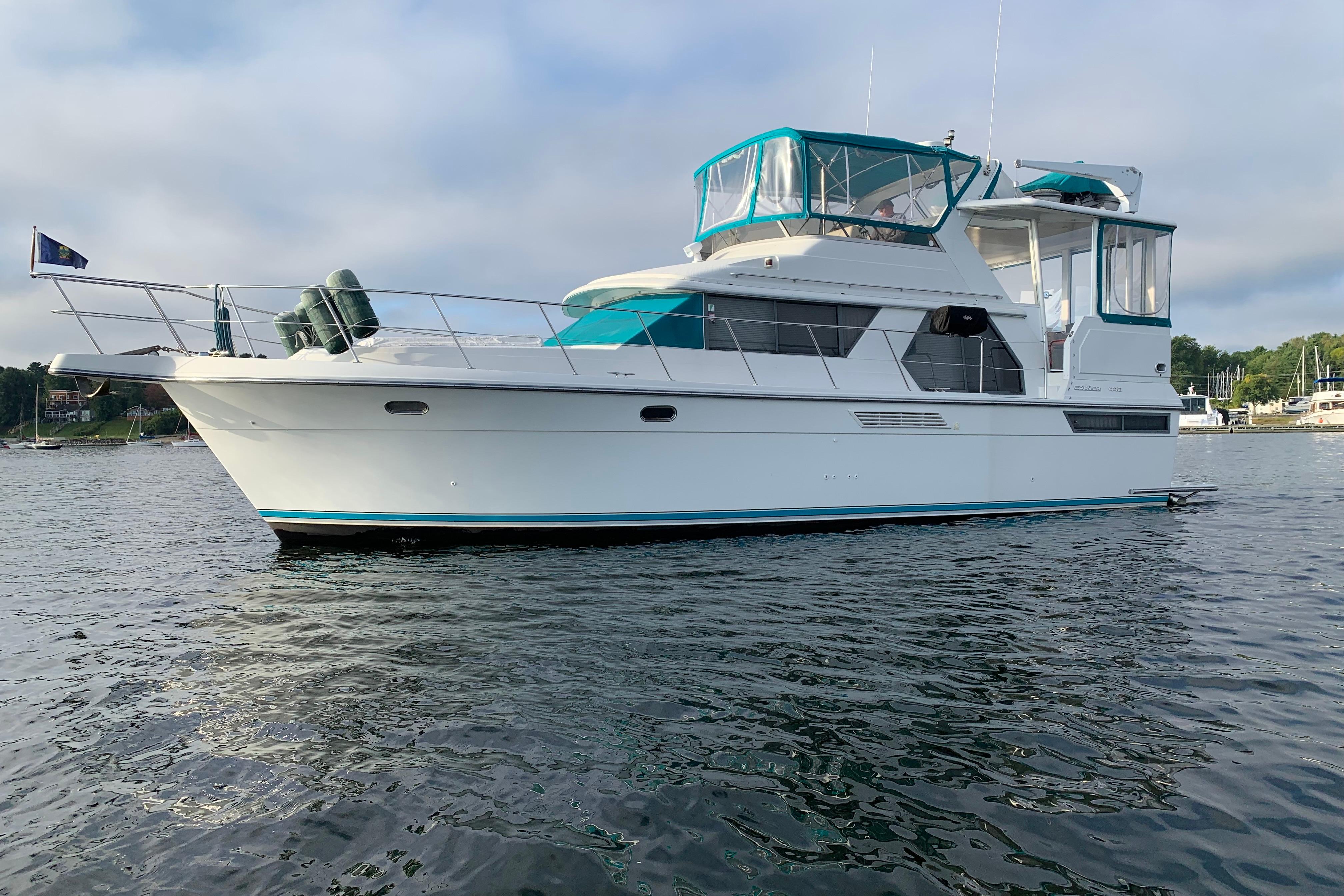 1994 Carver 440 Aft Cabin Motor Yacht