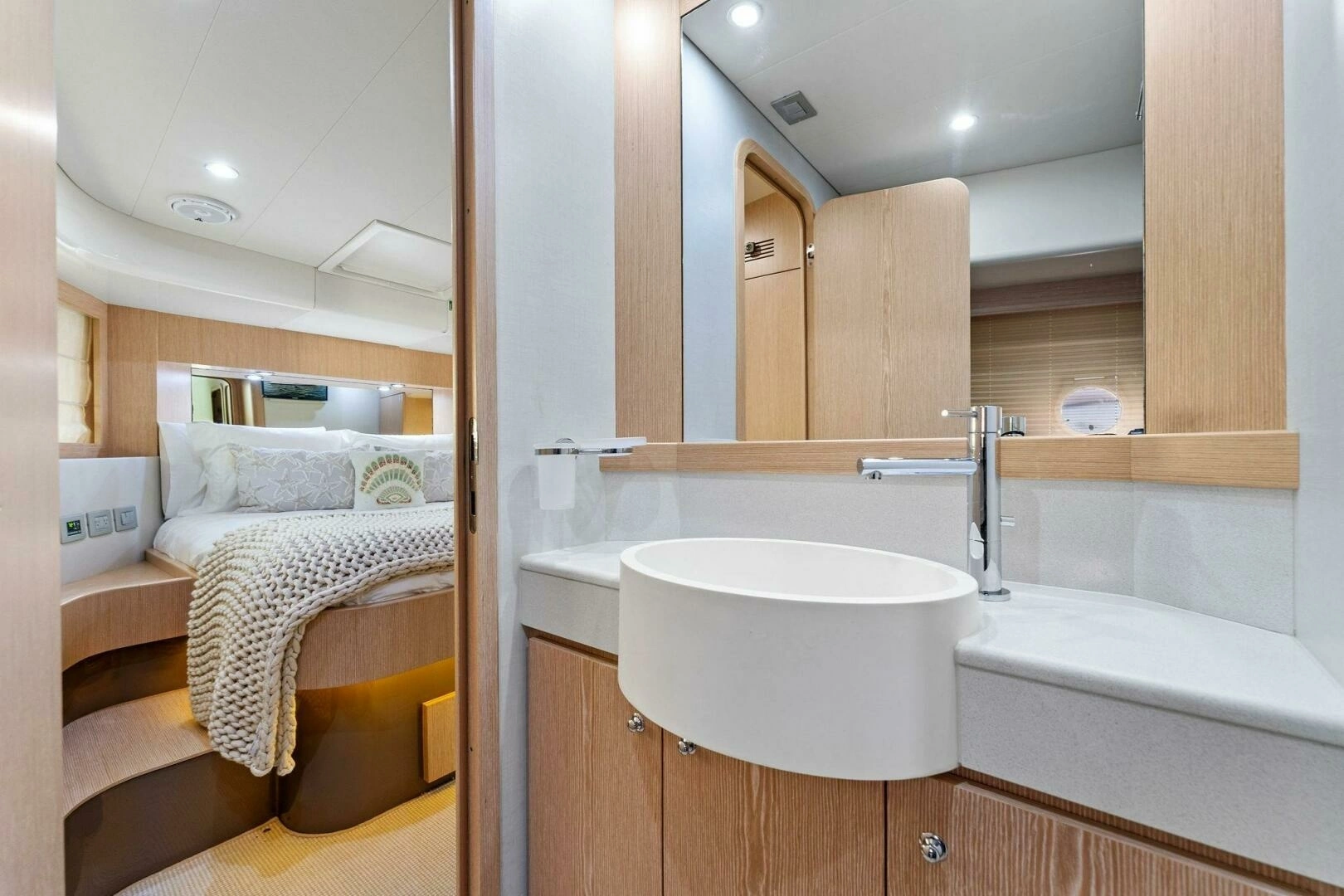 2013 Ferretti Yachts 620 - Image 34