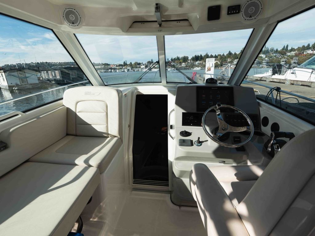 2017 Boston Whaler 315 Conquest - 10
