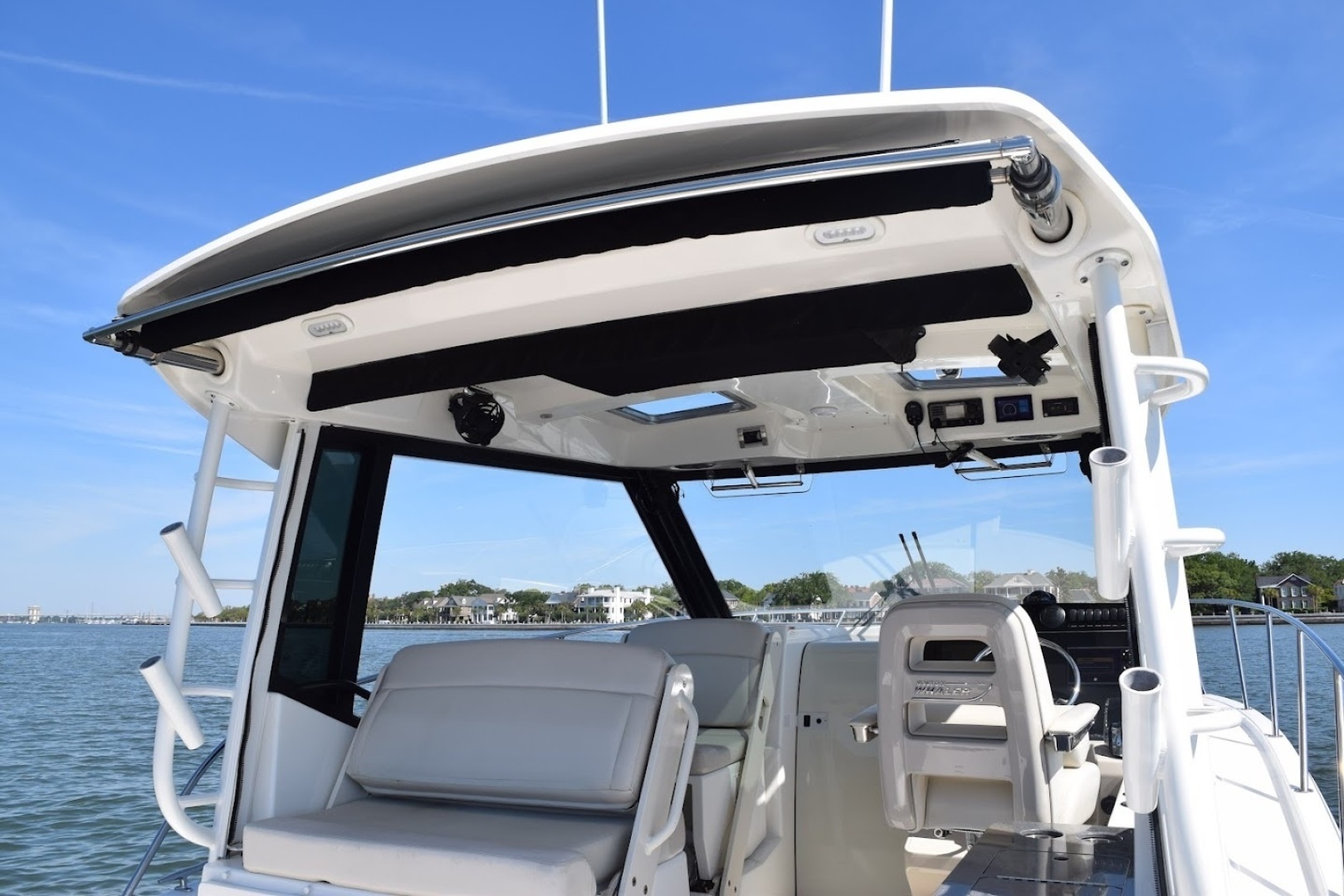 2021 Boston Whaler 325 Conquest - Image 14