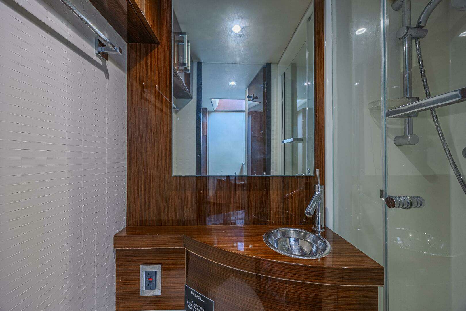 2010 Lazzara Yachts LSX 92 - Image 31