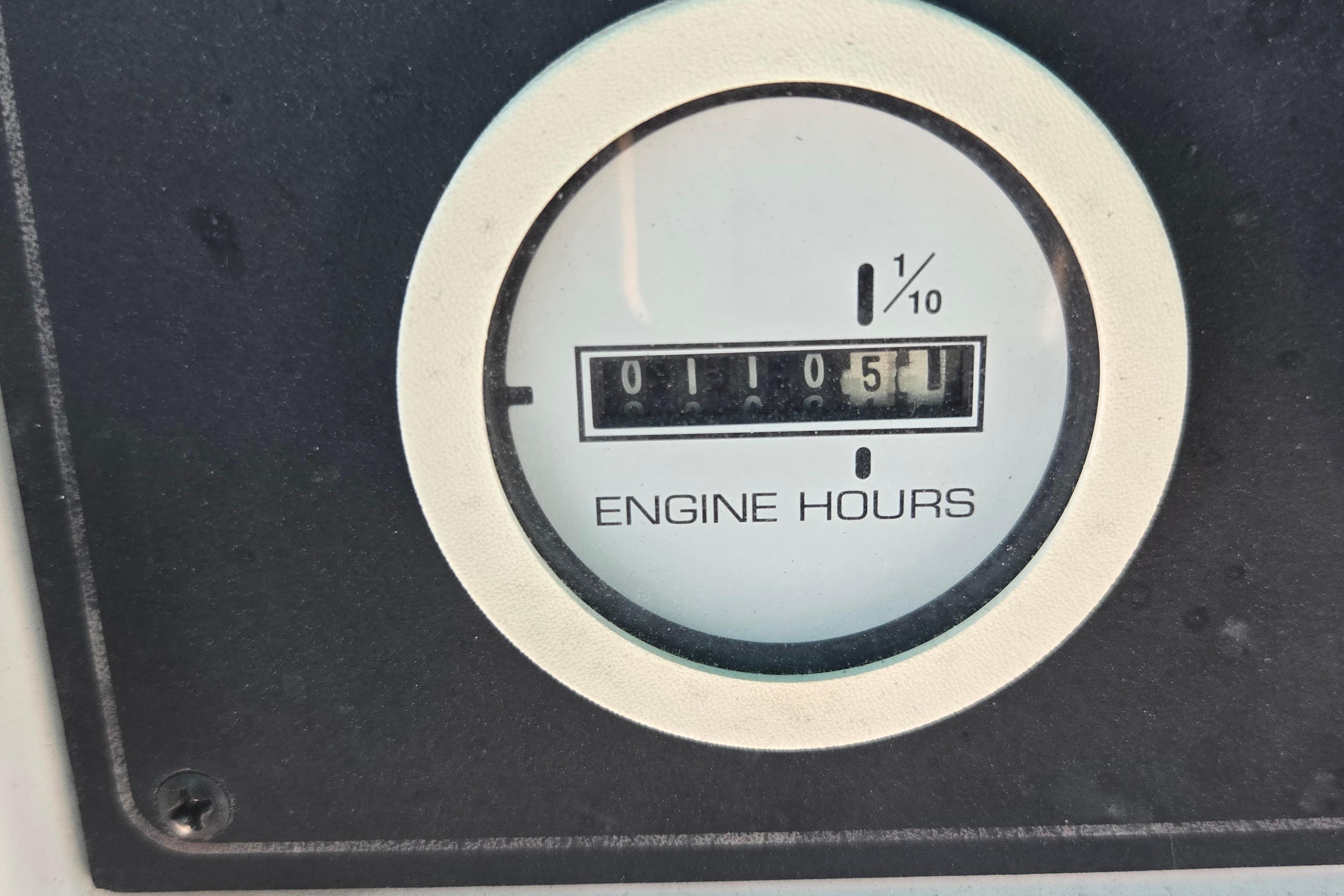 Engine hour meter showing 1105.1 hours on a 1994 Carver 380 Santego.
