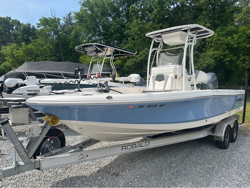 2023 Robalo 226 Caymen