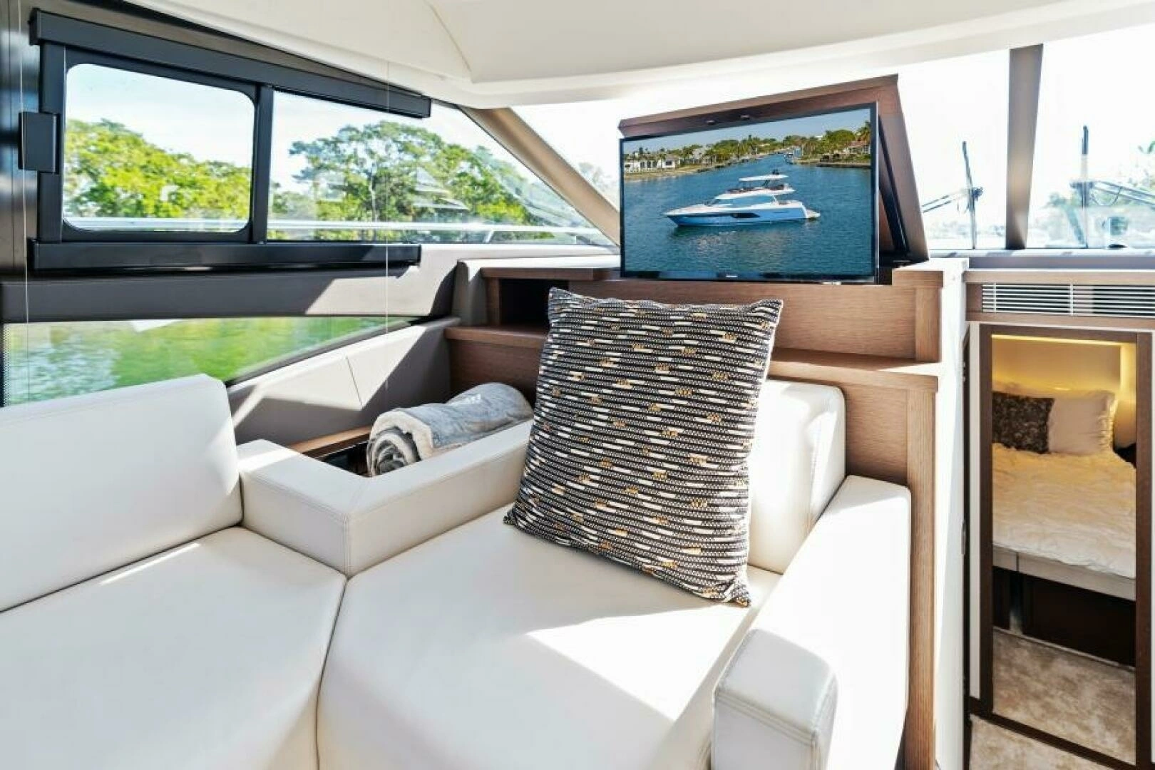 2020 Prestige 520 Flybridge - Image 16