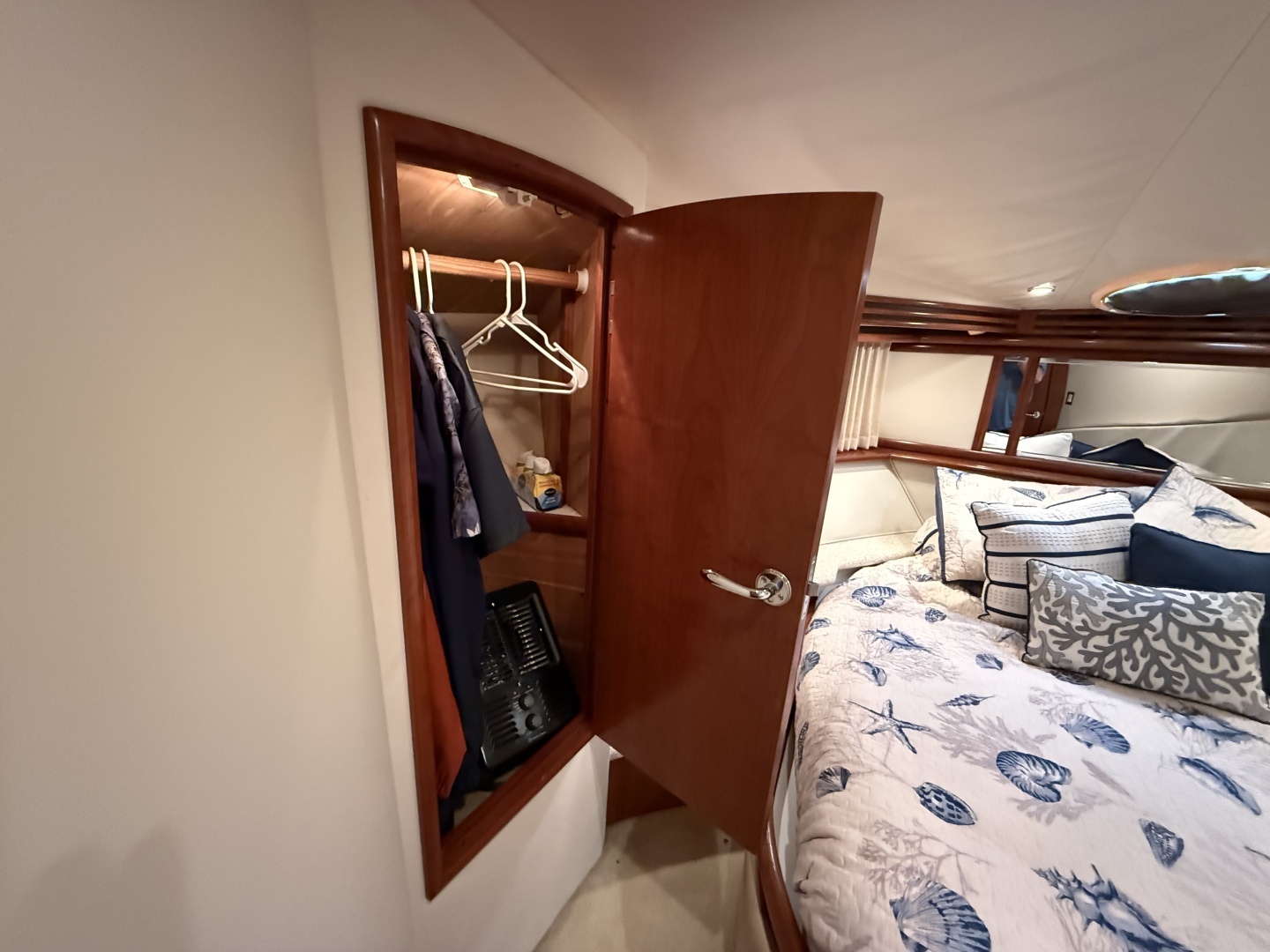 1999 Carver 450 Voyager - Image 39