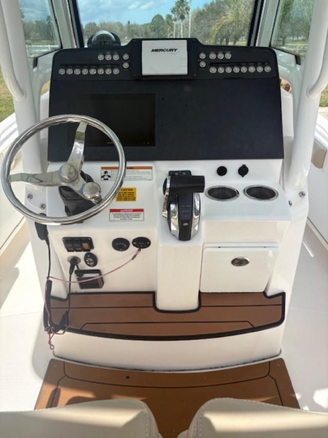2022 Everglades 253 Center Console - 6