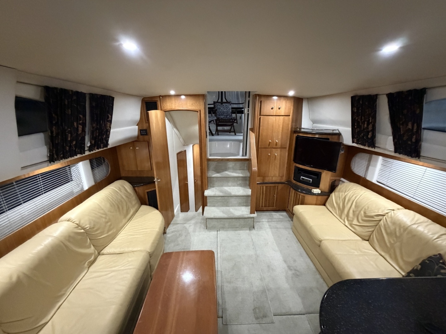 2001 Carver 444 Motor Yacht - Image 6