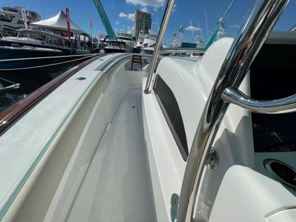 2026 Mag Bay 43 Center Console - 127