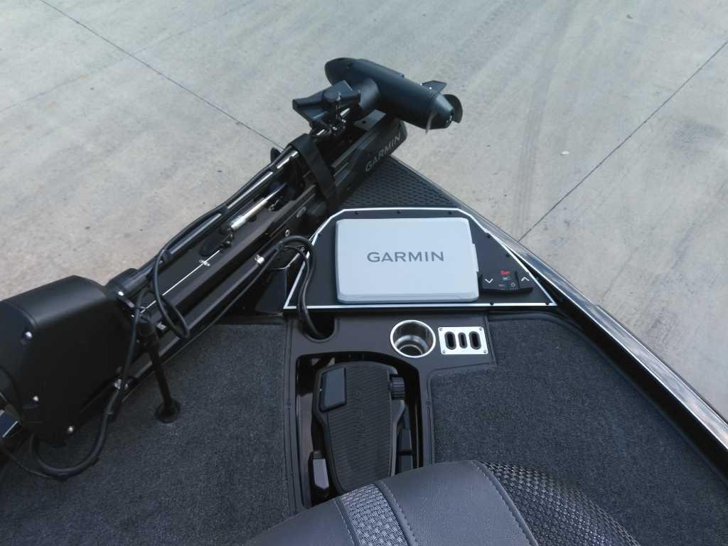 2025 Ranger Z521R Cup-Equipped boat with Garmin navigation system and trolling motor.