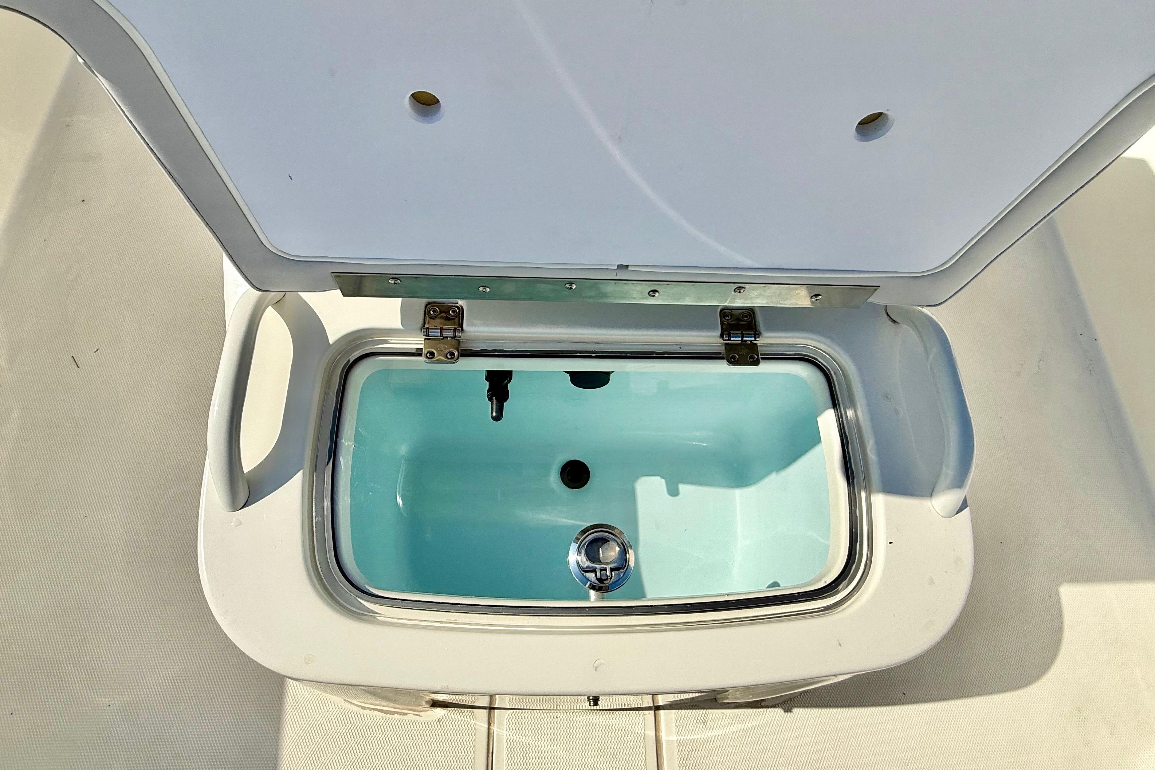 2024 Mako Pro Skiff 19 CC livewell with open lid, showcasing interior.