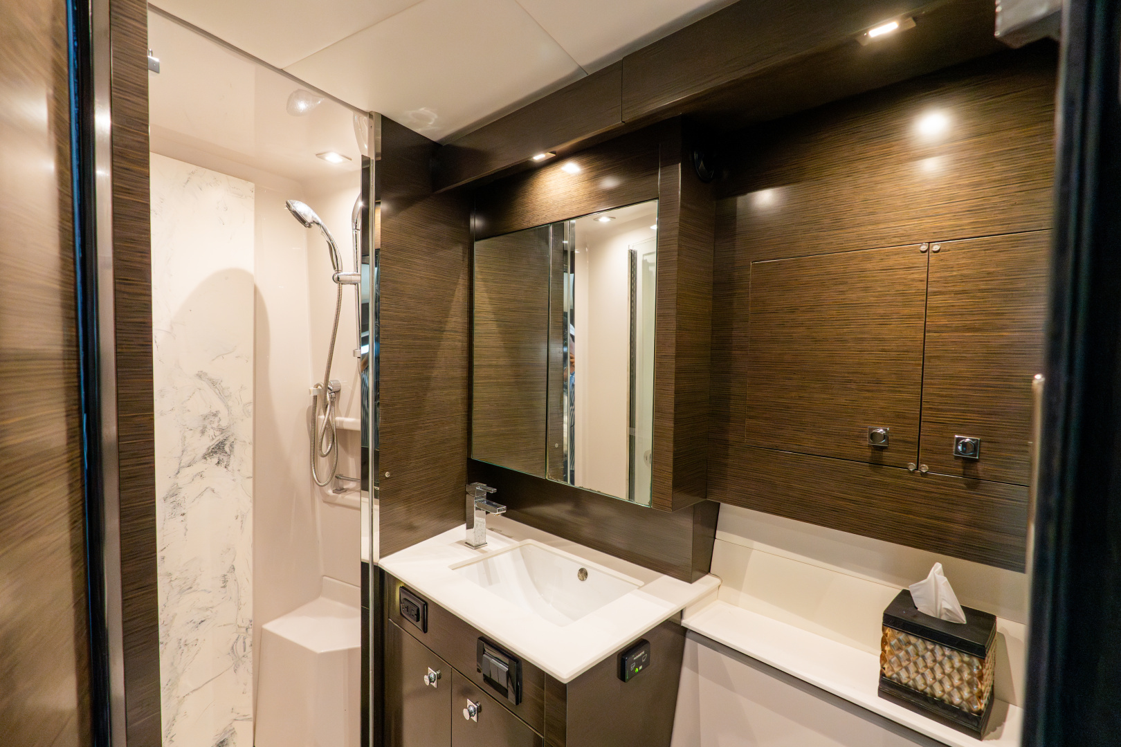 2018 Cruisers Yachts 50 CANTIUS - Image 72