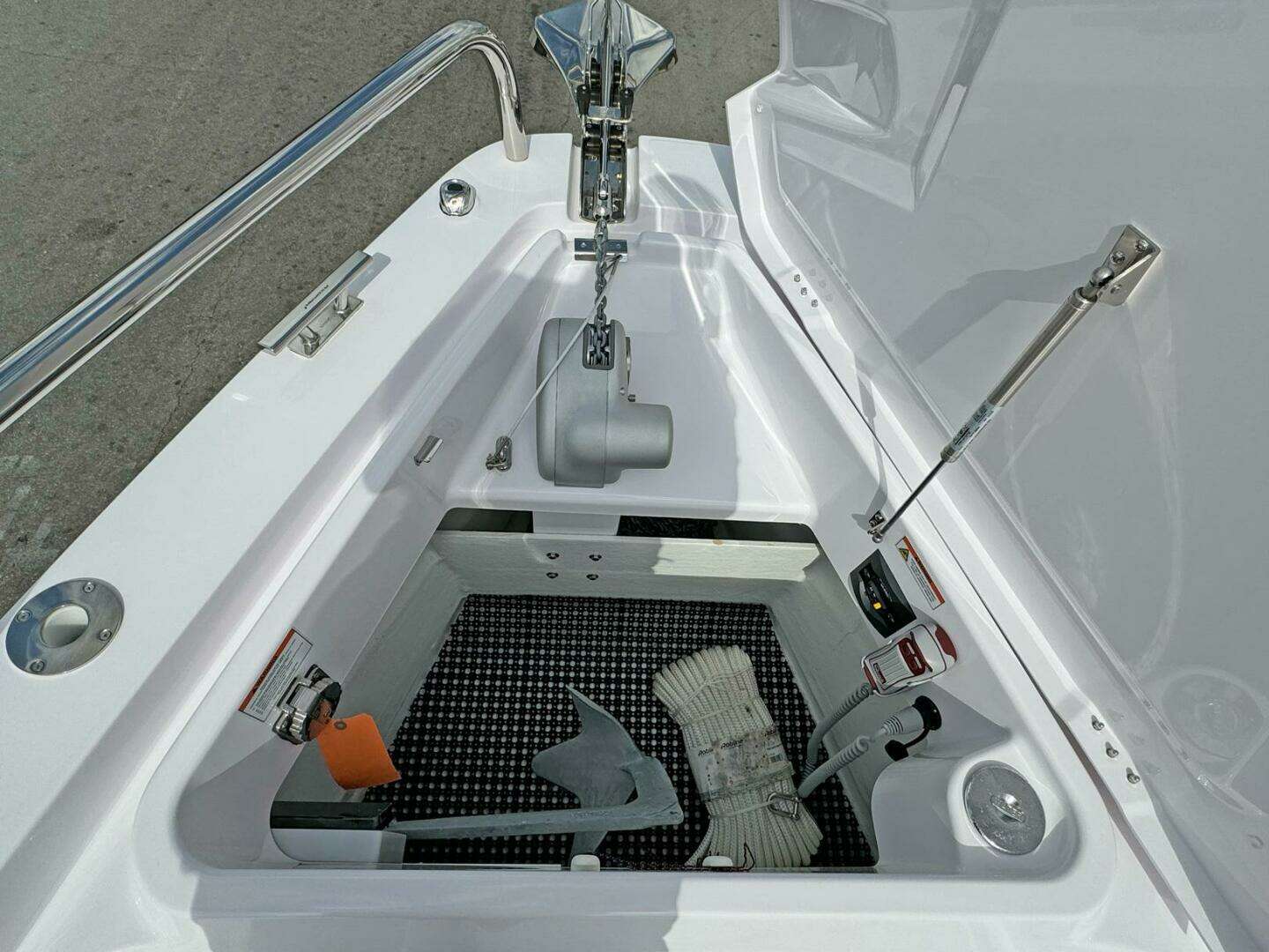 2024 Axopar 37XC CROSS CABIN - Image 21