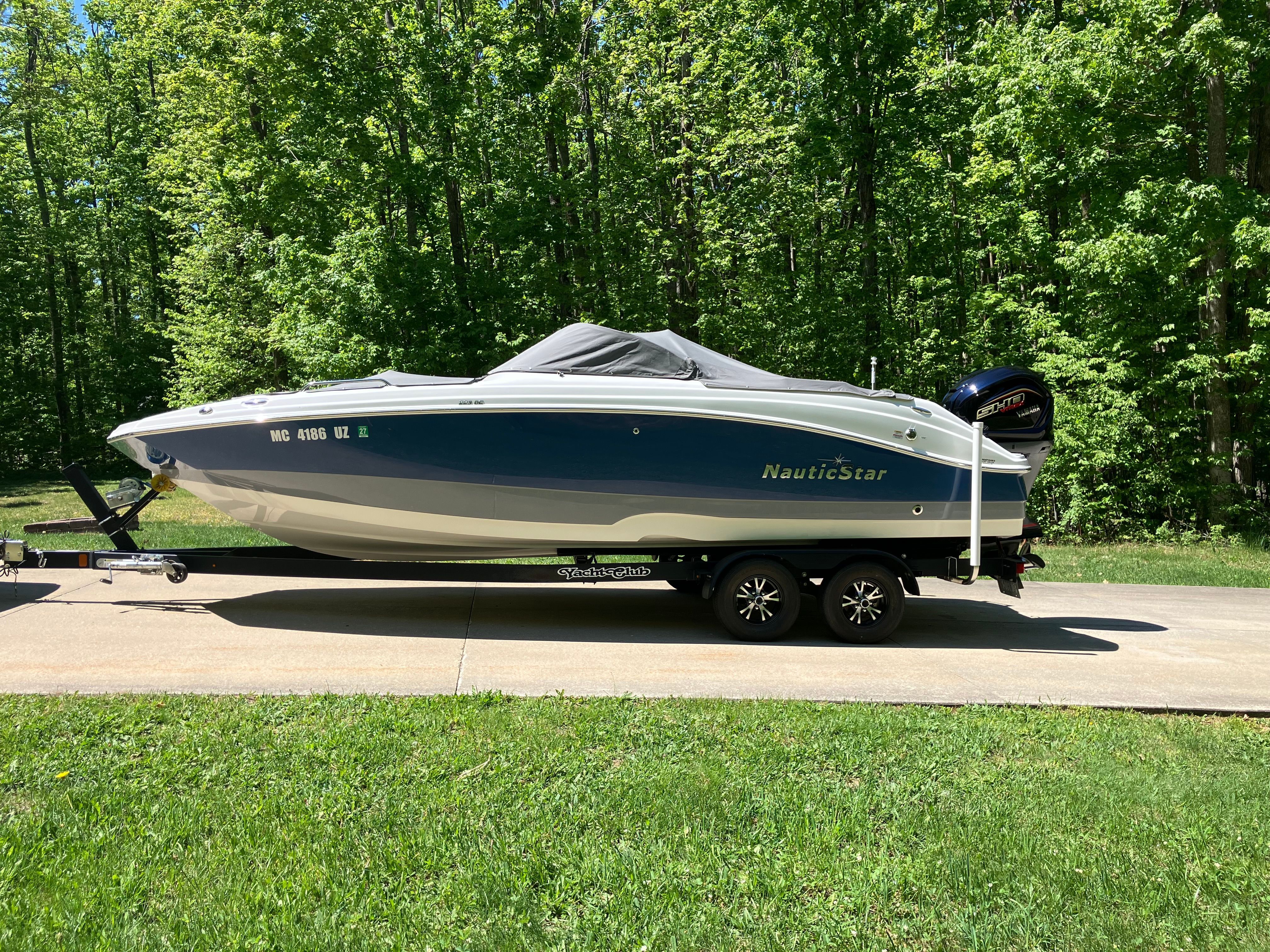 2022 NauticStar 223 DC