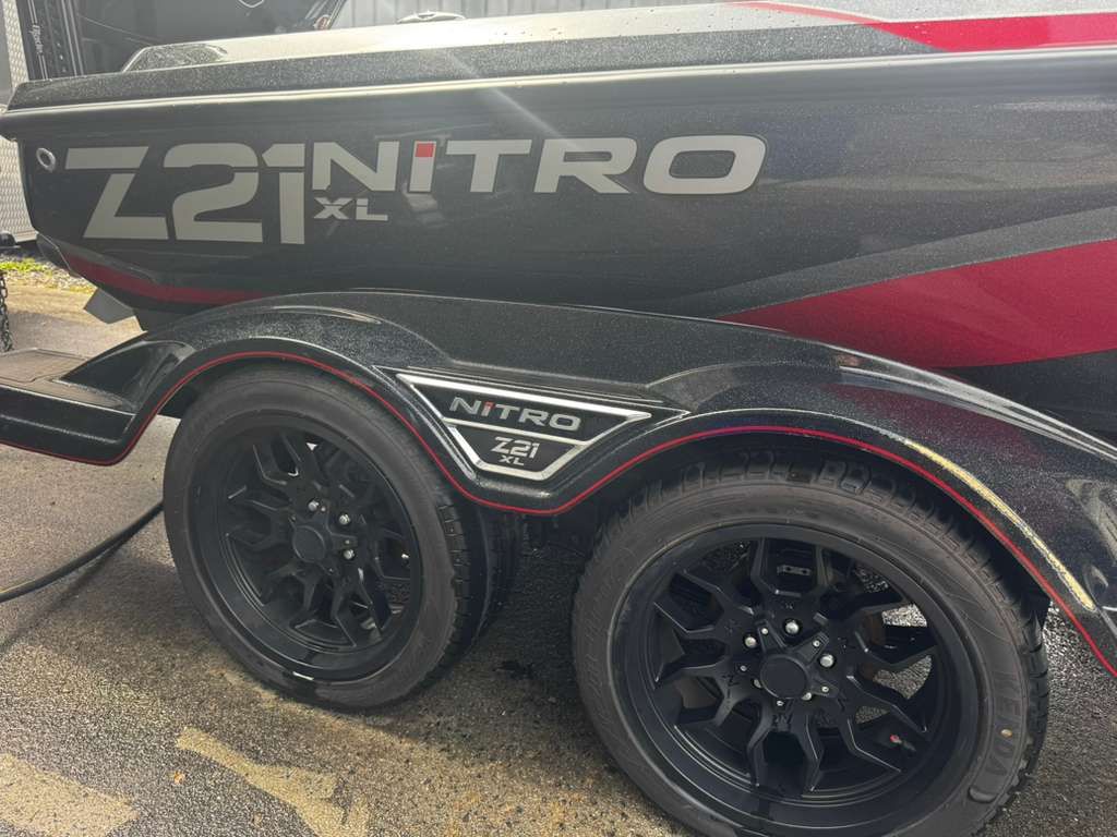2022 Nitro Z21 XL Pro boat with black wheels and red accent.