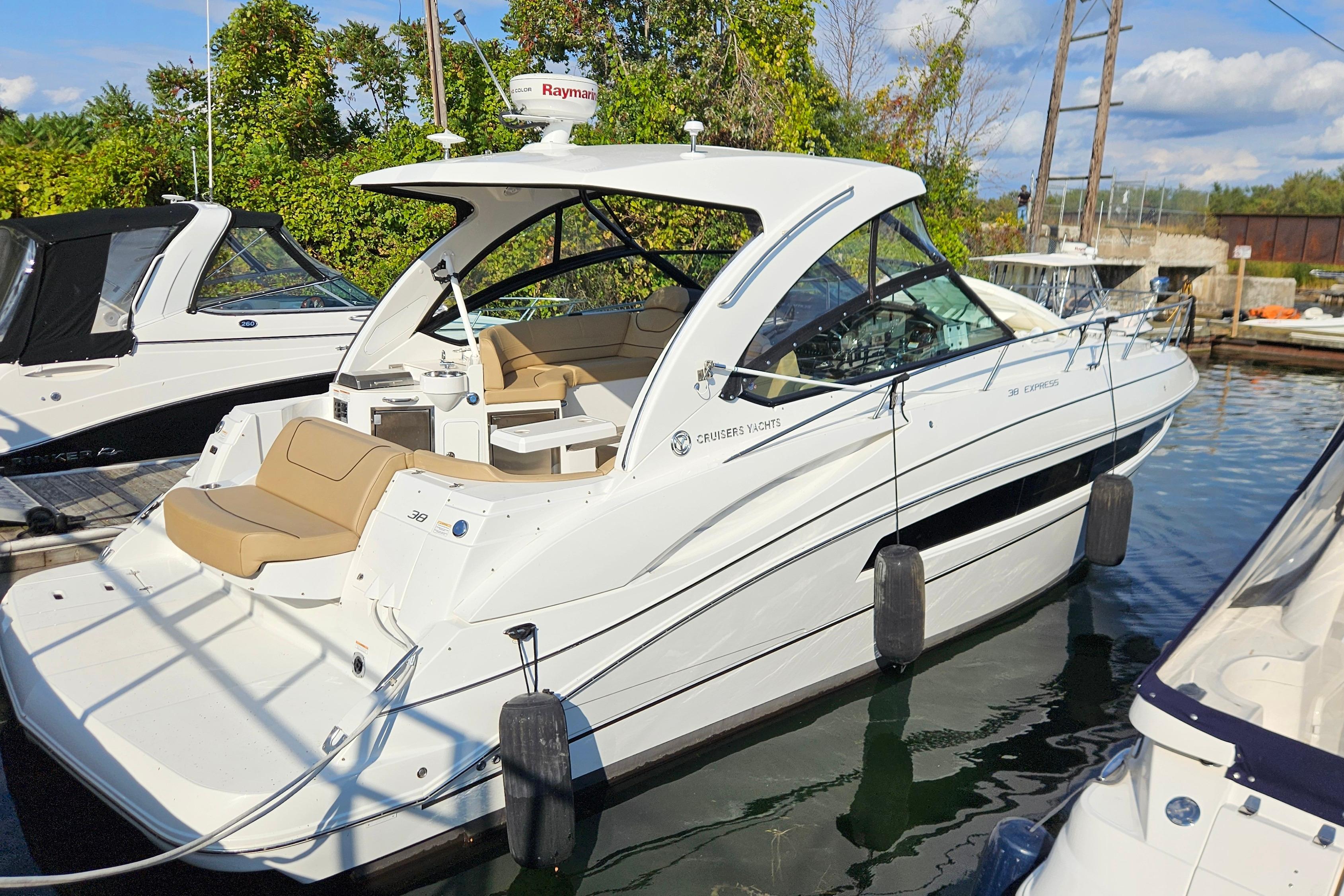 2017 Cruisers Yachts 380 Express