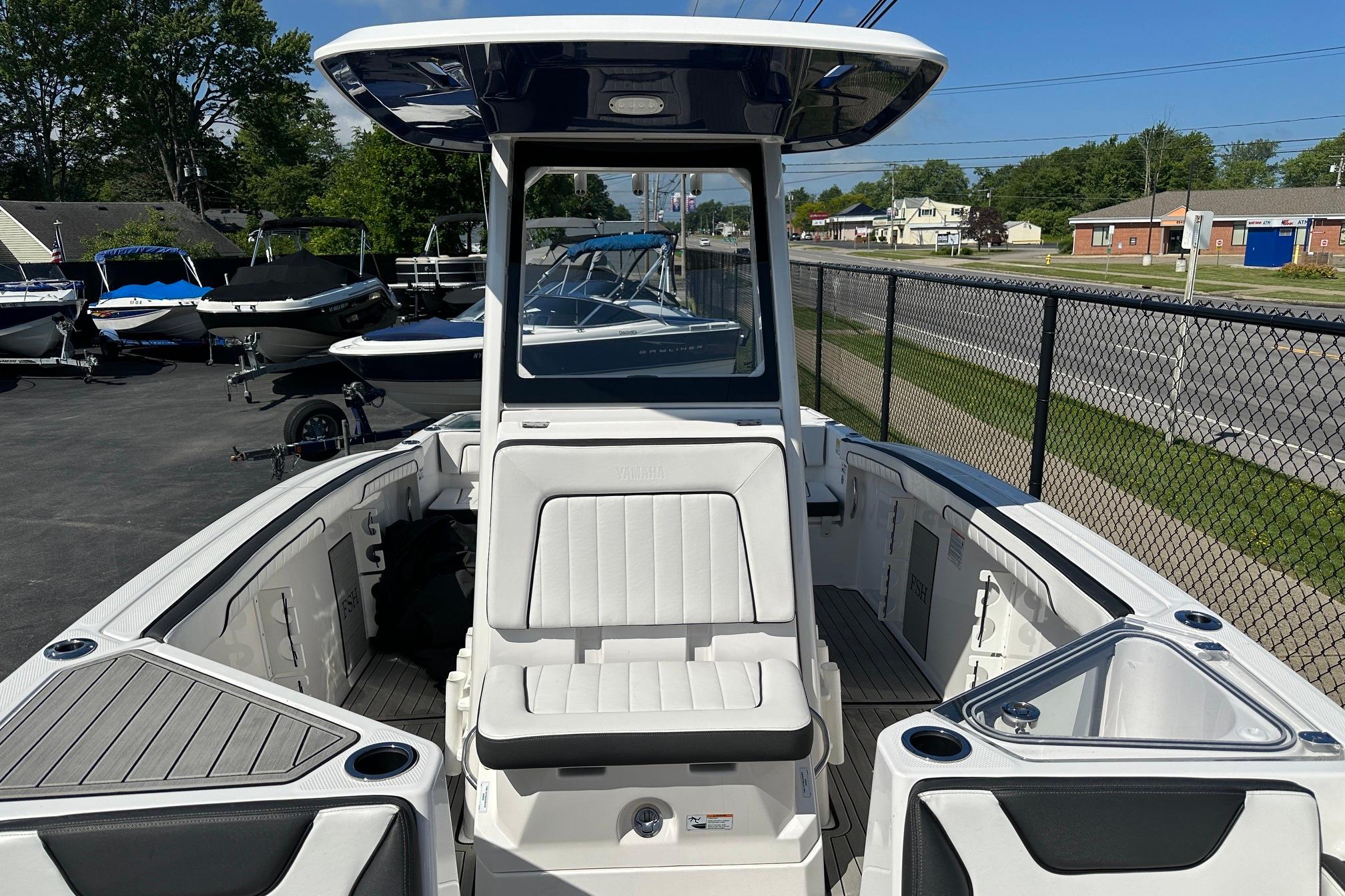 2022 Yamaha Boats 255 FSH Sport E, sleek design, spacious seating, outdoor display.