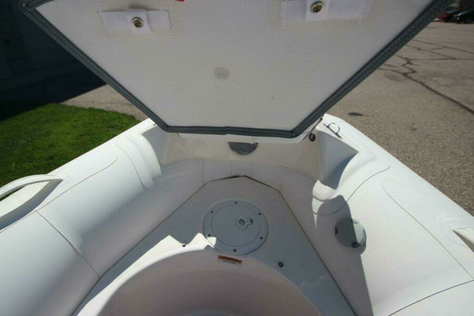 2025 Zodiac Yachtline 400 DL NEO - Image 14