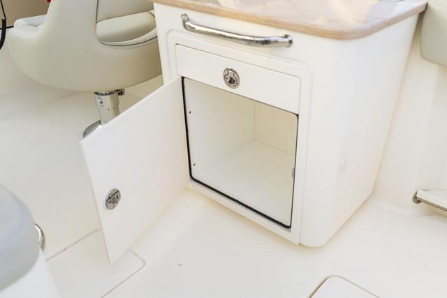 2026 Boston Whaler 240 Vantage - 4