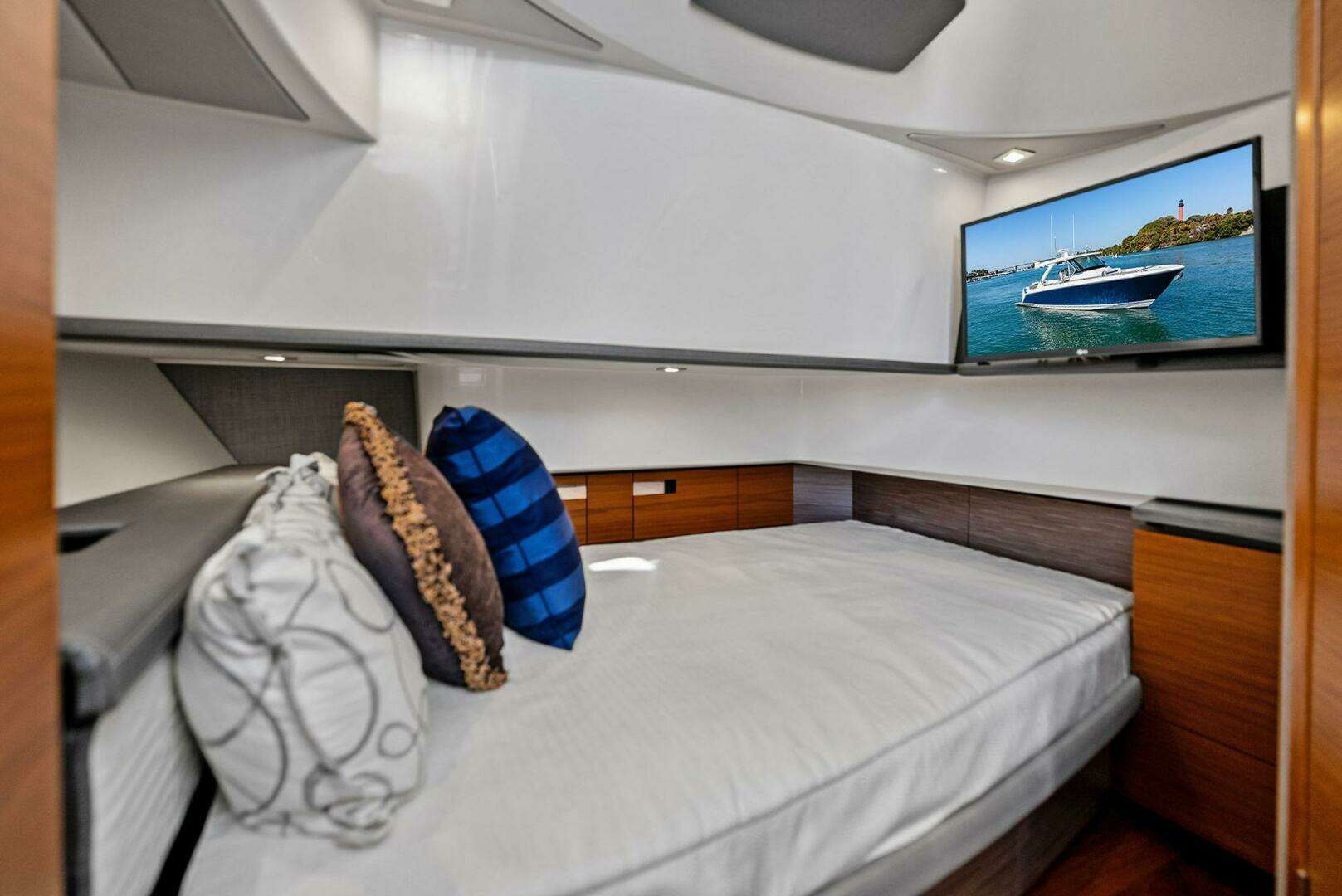 2019 Tiara Yachts 38 LS - Image 16