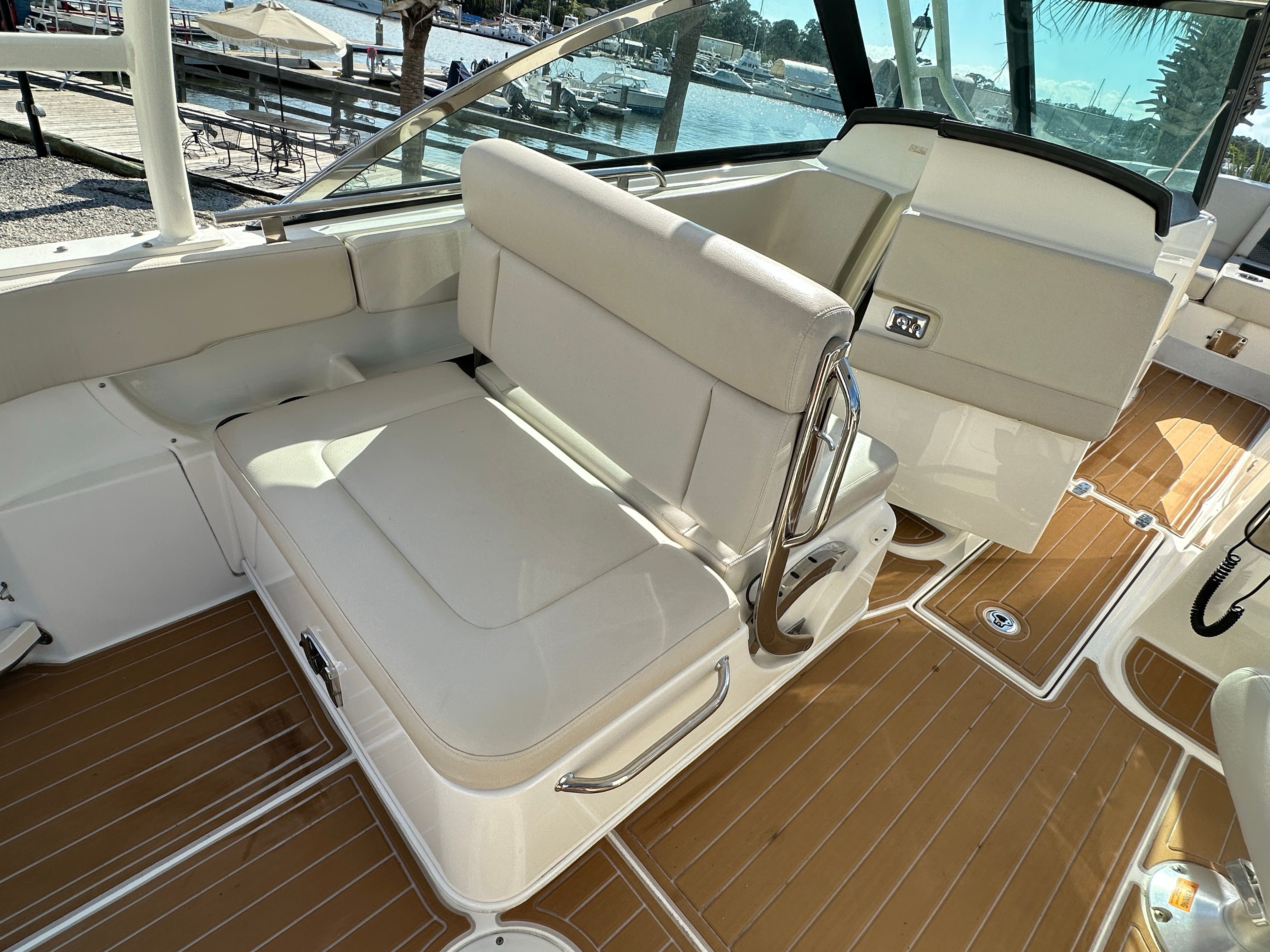 2017 Boston Whaler 270 Vantage - 16