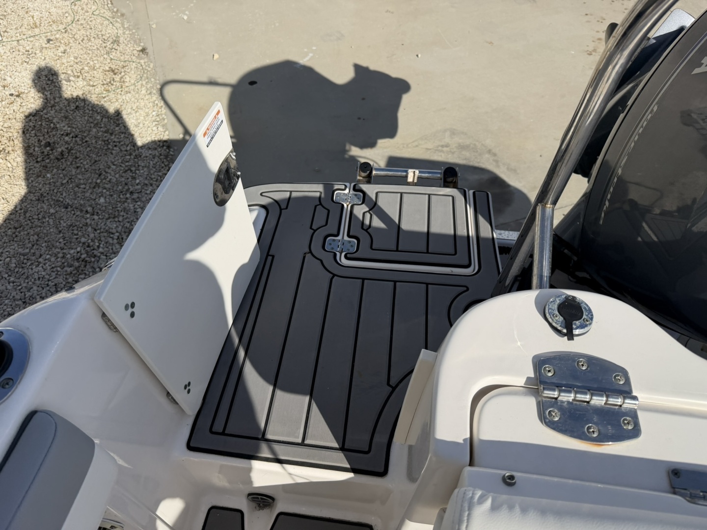 2023 Robalo R227 - Image 42