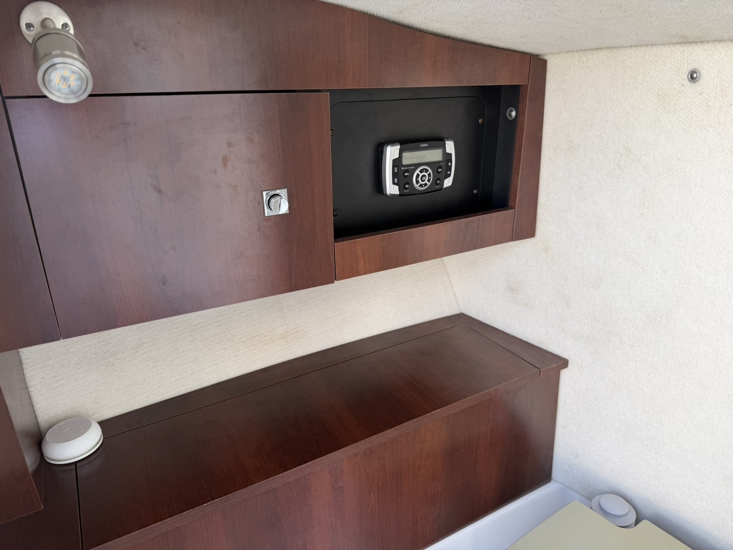 2023 Robalo R227 - Image 28