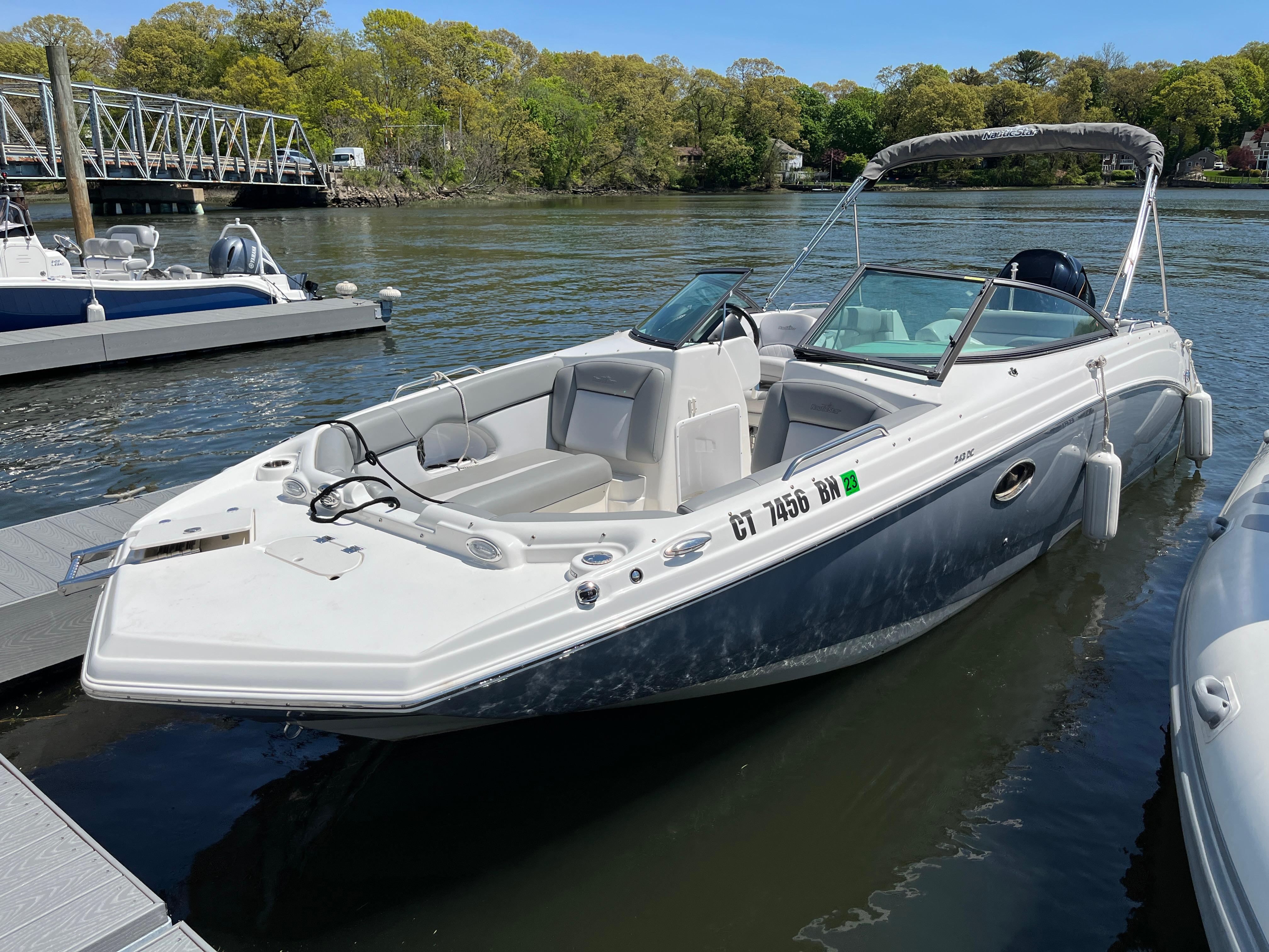 2022 NauticStar 243 DC
