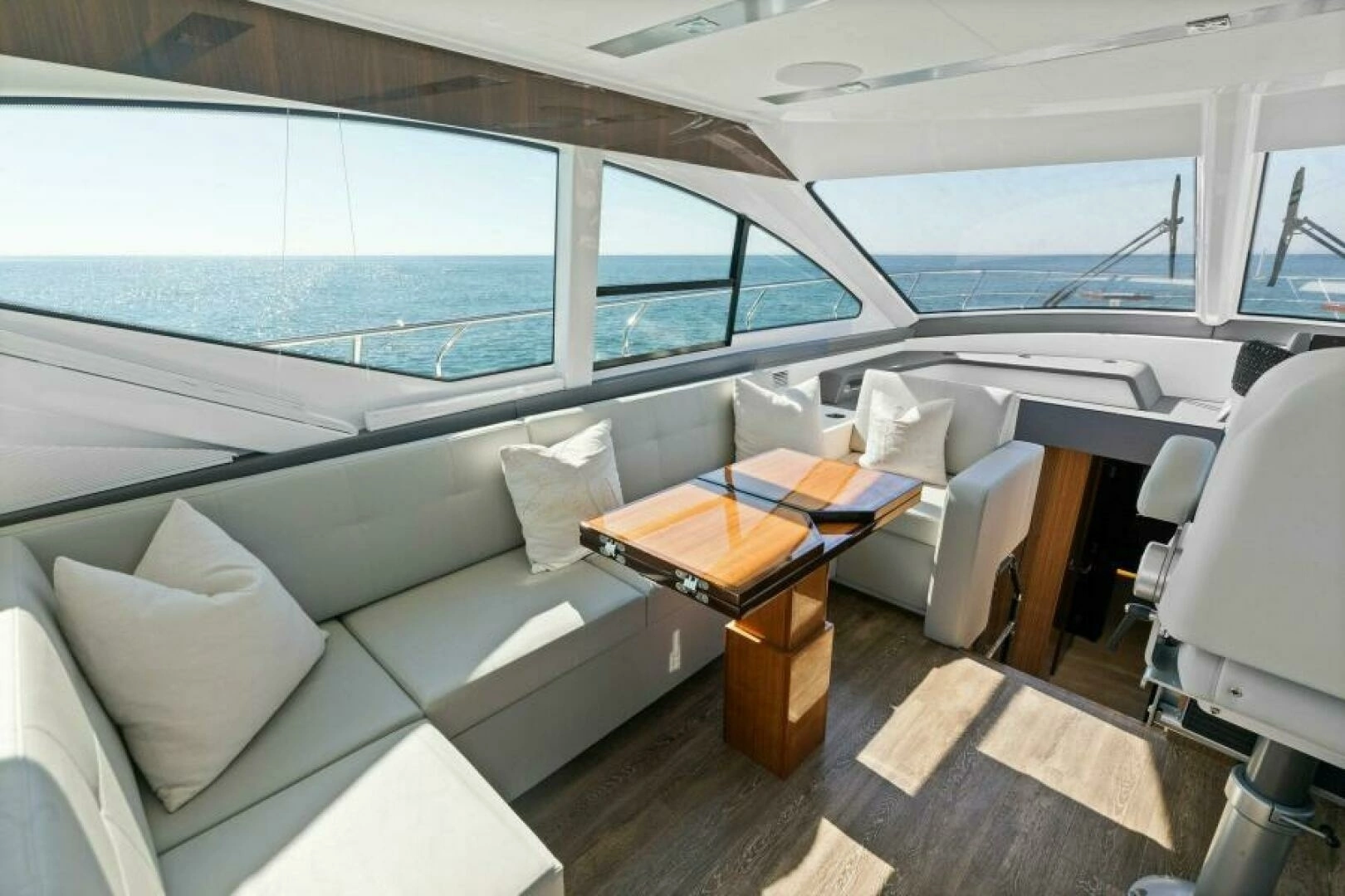 2023 Cruisers Yachts 60 Cantius Fly - Image 14