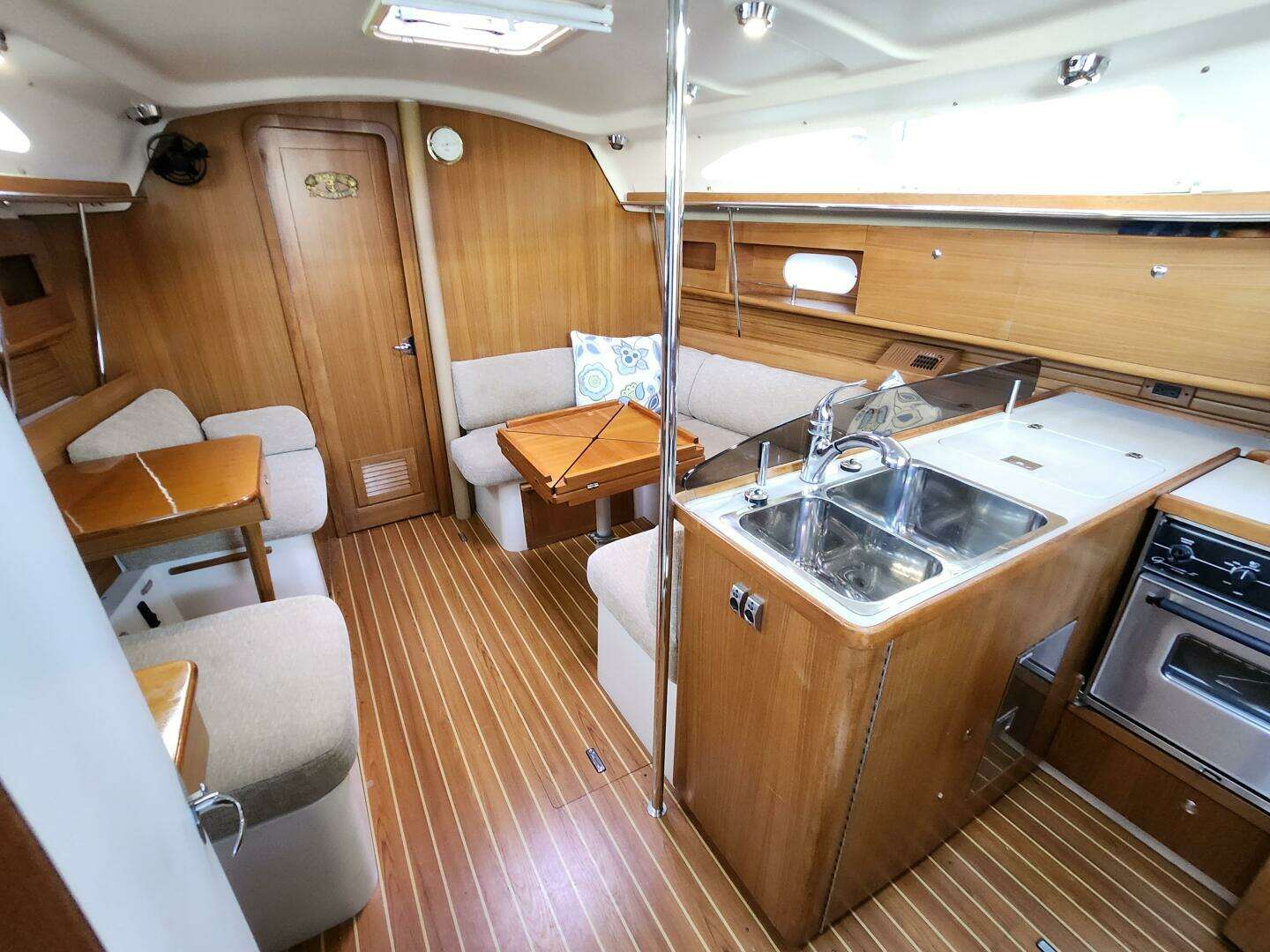 2012 Catalina 355 - Image 23