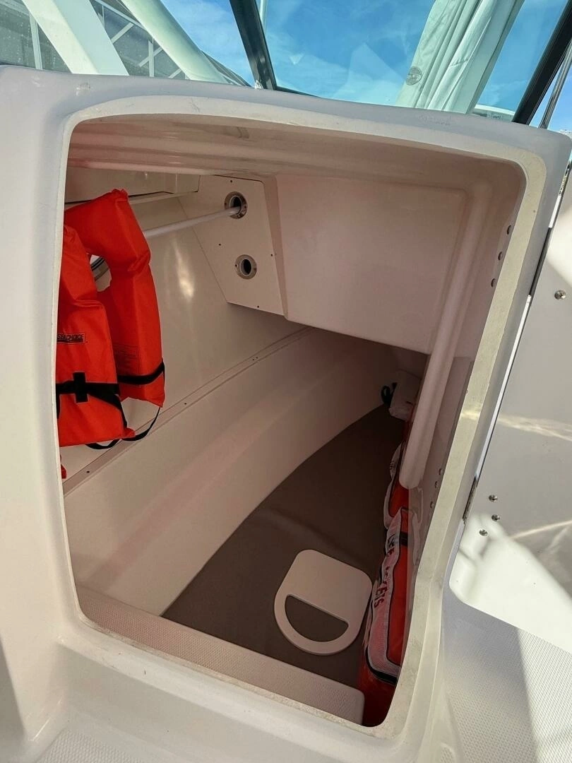 2021 Robalo R317 - Image 13