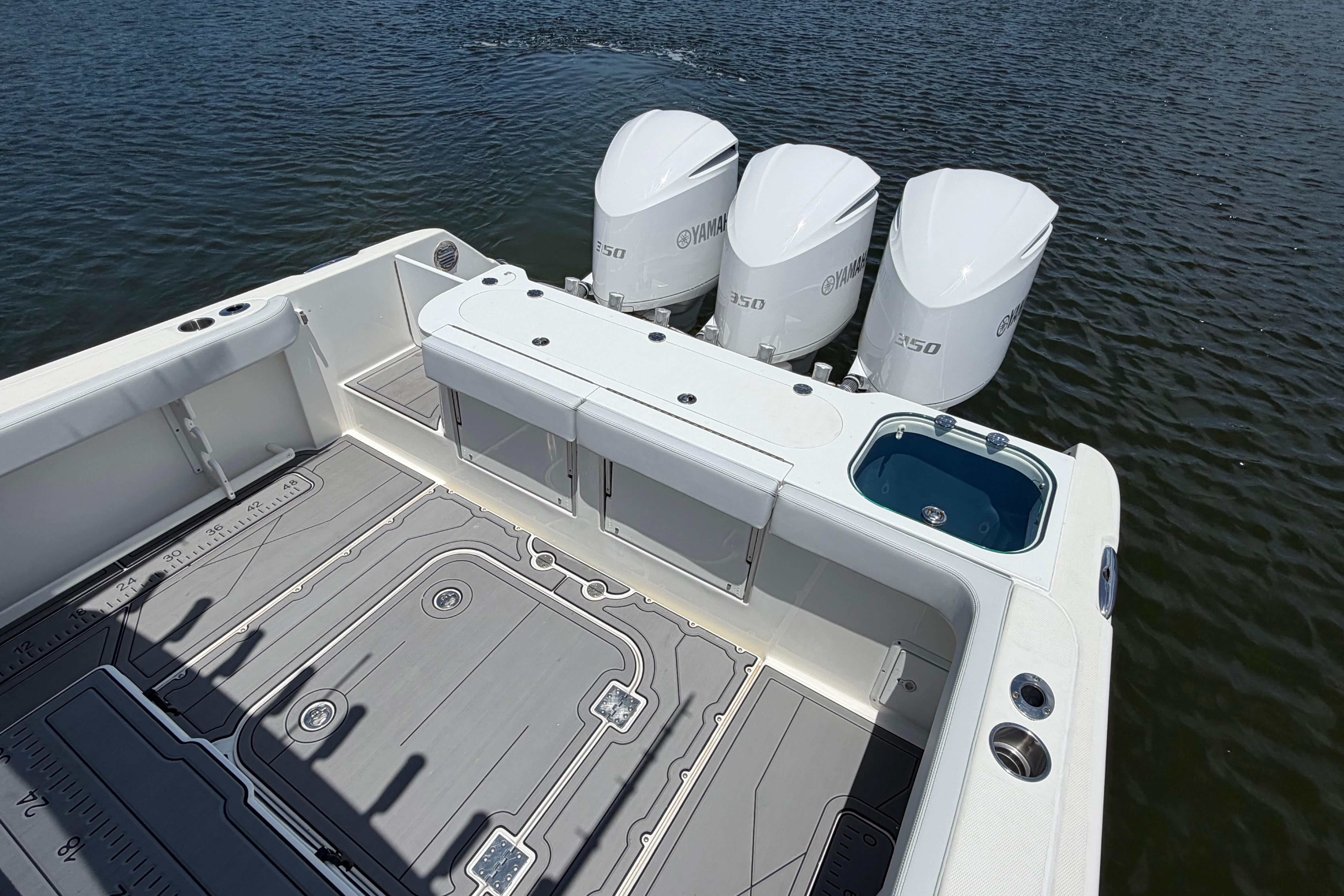 2009 Everglades 350LX boat with Yamaha engines, featuring spacious deck and fishing amenities.