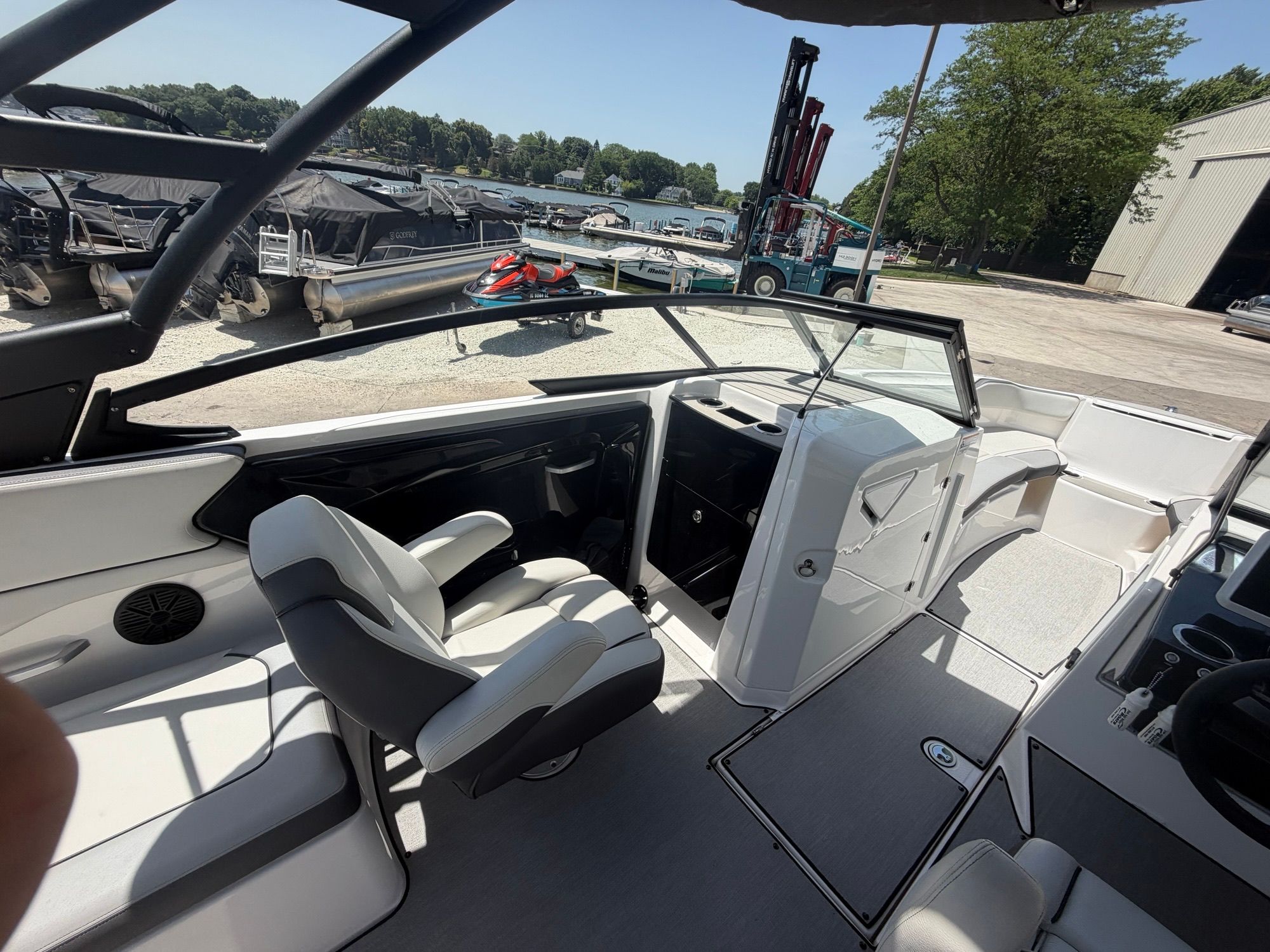 2021 Yamaha Boats AR250 - 13