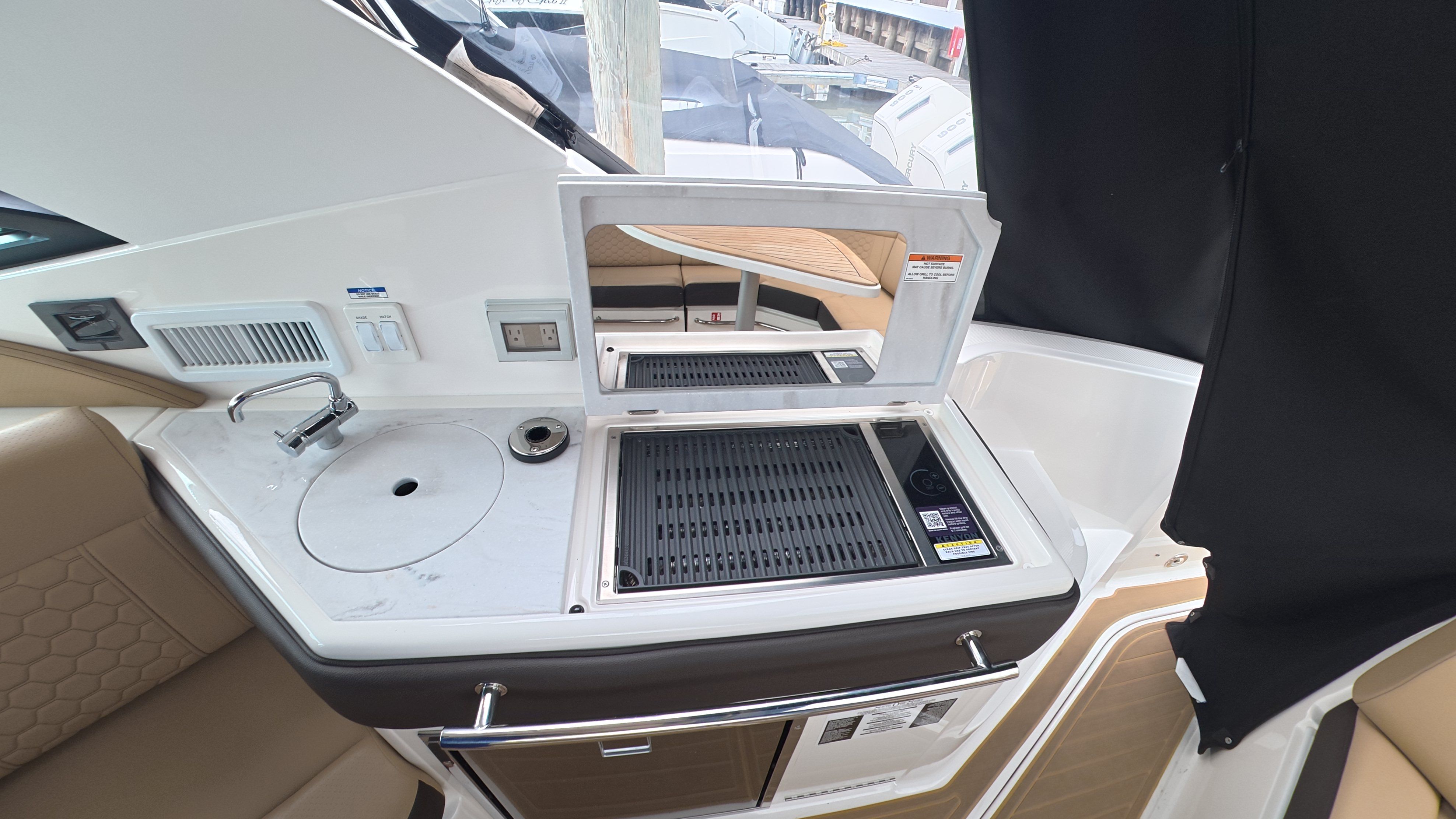 2025 Sea Ray Sundancer 320 Outboard - 14