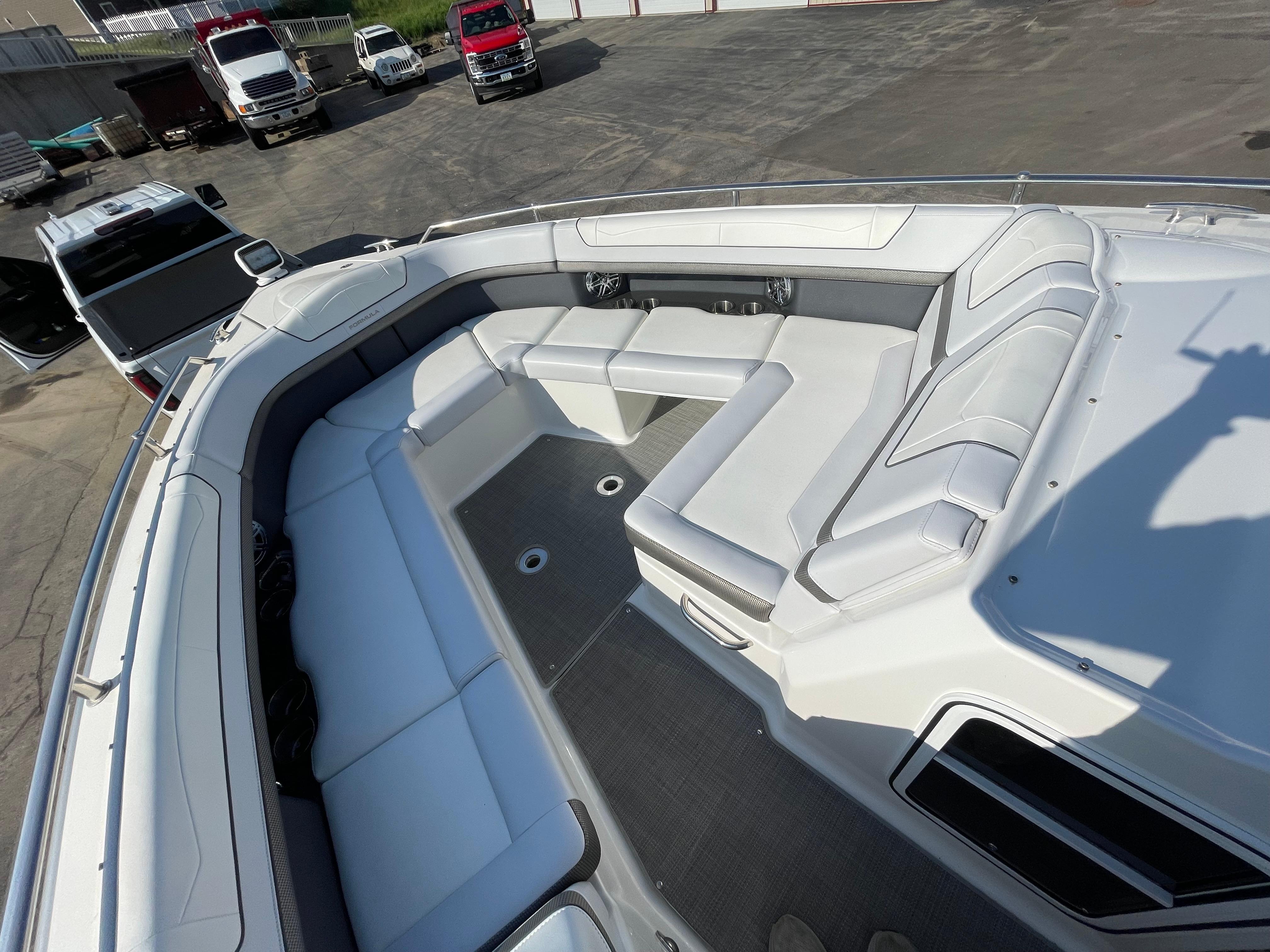 2019 Formula 350 Crossover Bowrider - 24
