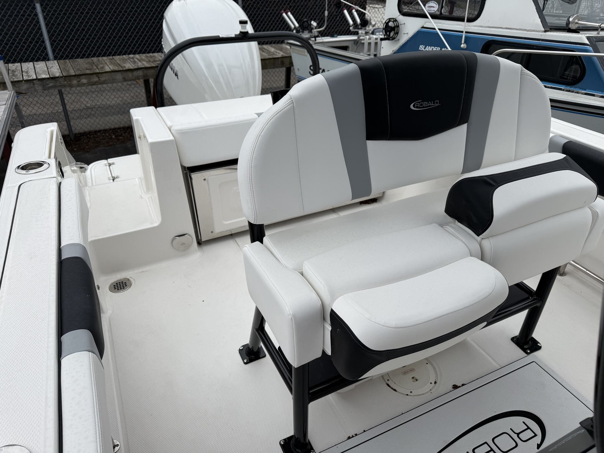 2026 Robalo R 230 - 4