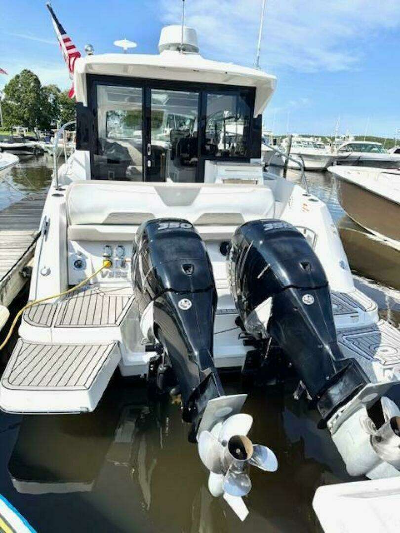 2020 Four Winns Vista 355 Coupe OB - Image 5
