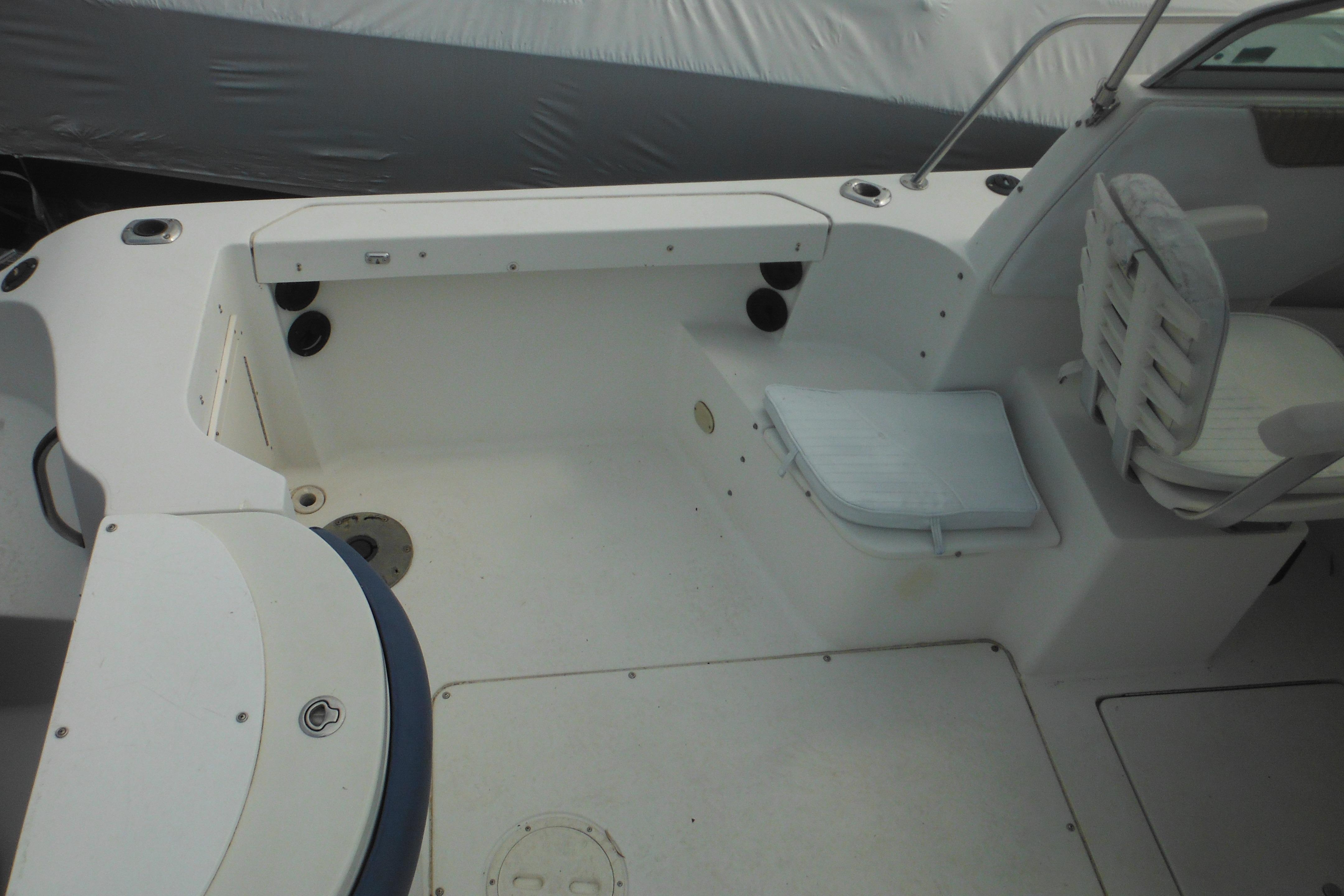 2005 Seaswirl Striper 2101 Walkaround O/B boat interior with seating and storage.