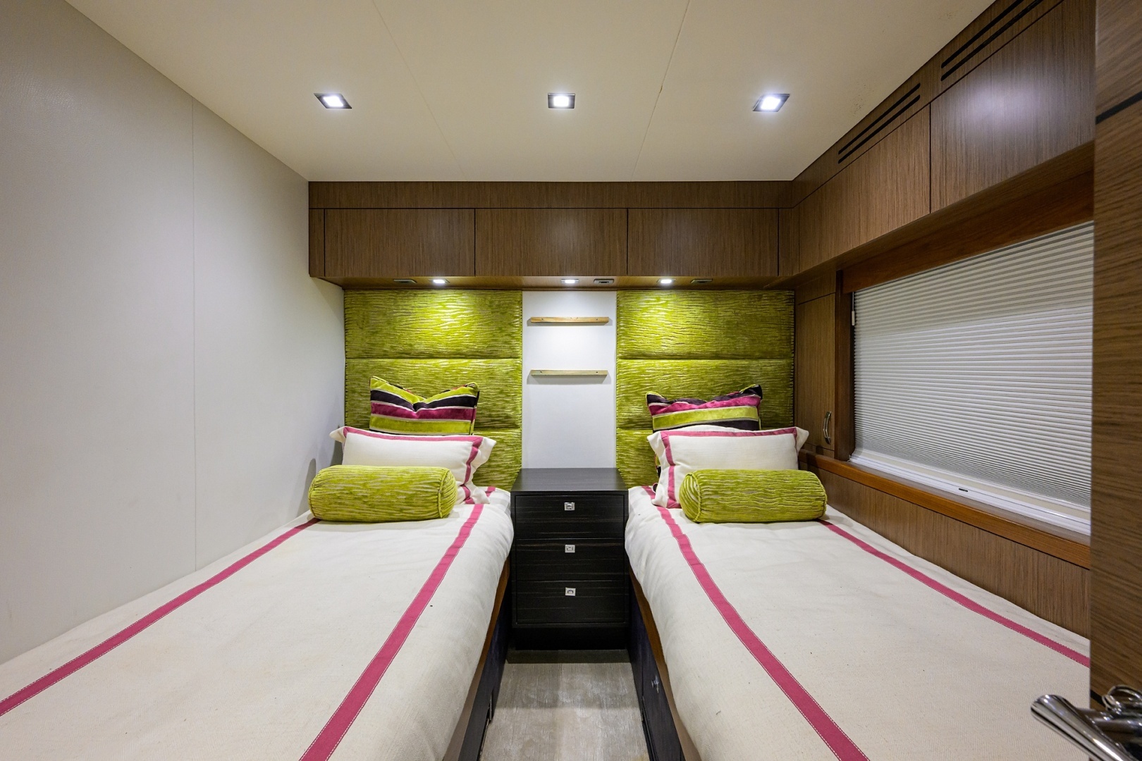 2013 Hatteras 80 Motor Yacht - Image 34