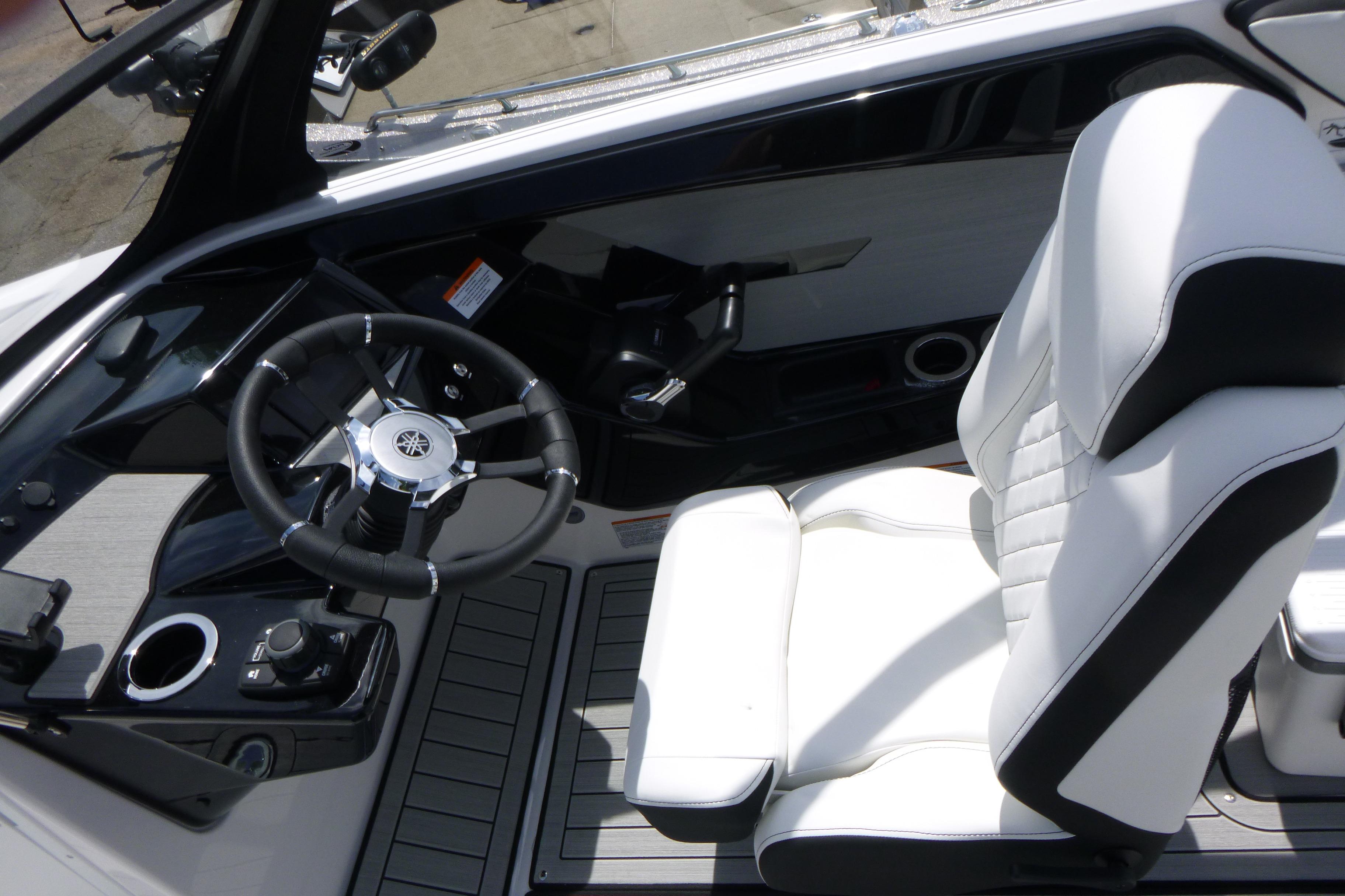 2026 Yamaha Boats 222S cockpit with sleek steering wheel and comfortable white seating.