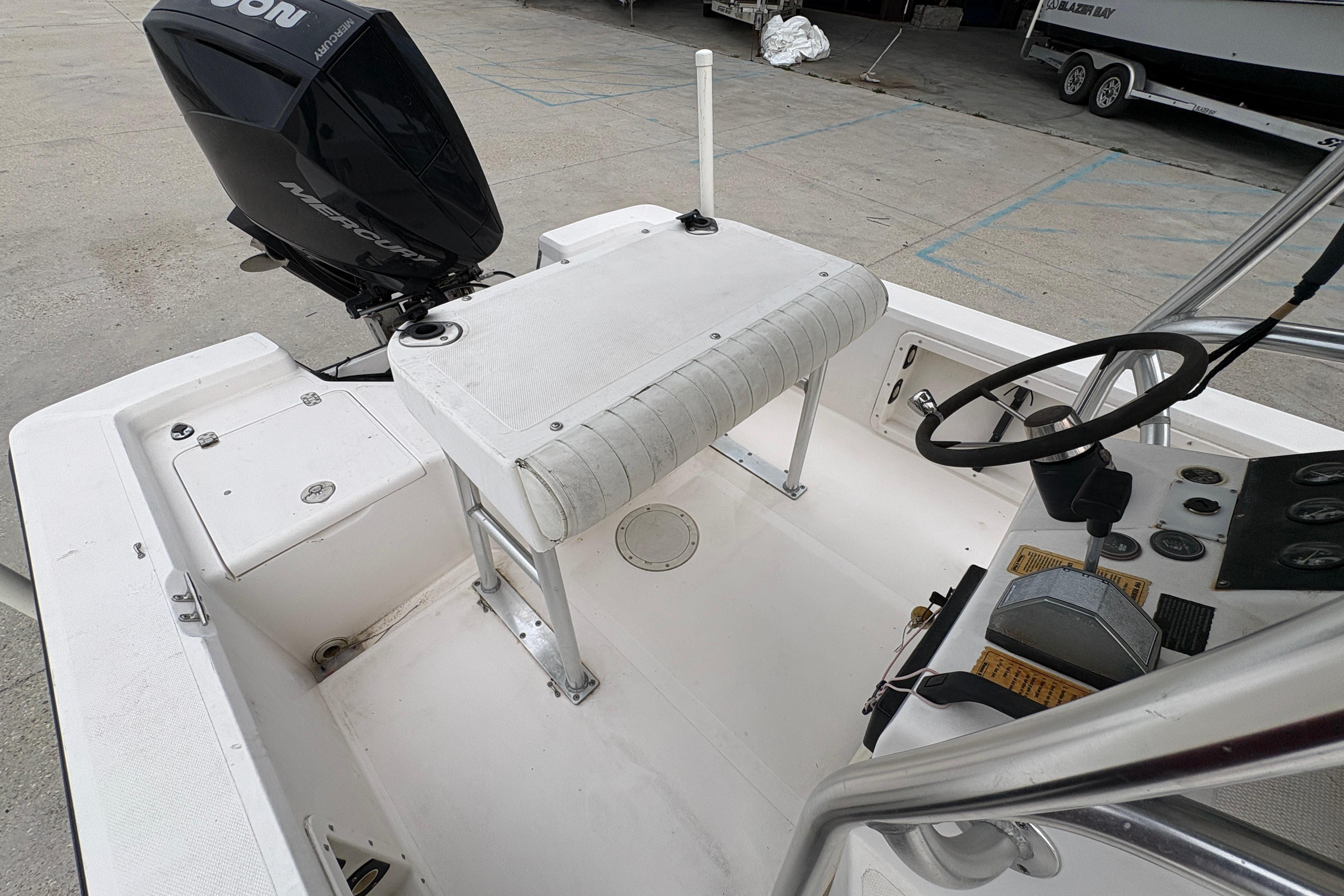 Kenner 21 VISION 2000 boat interior with steering wheel and Mercury outboard motor.