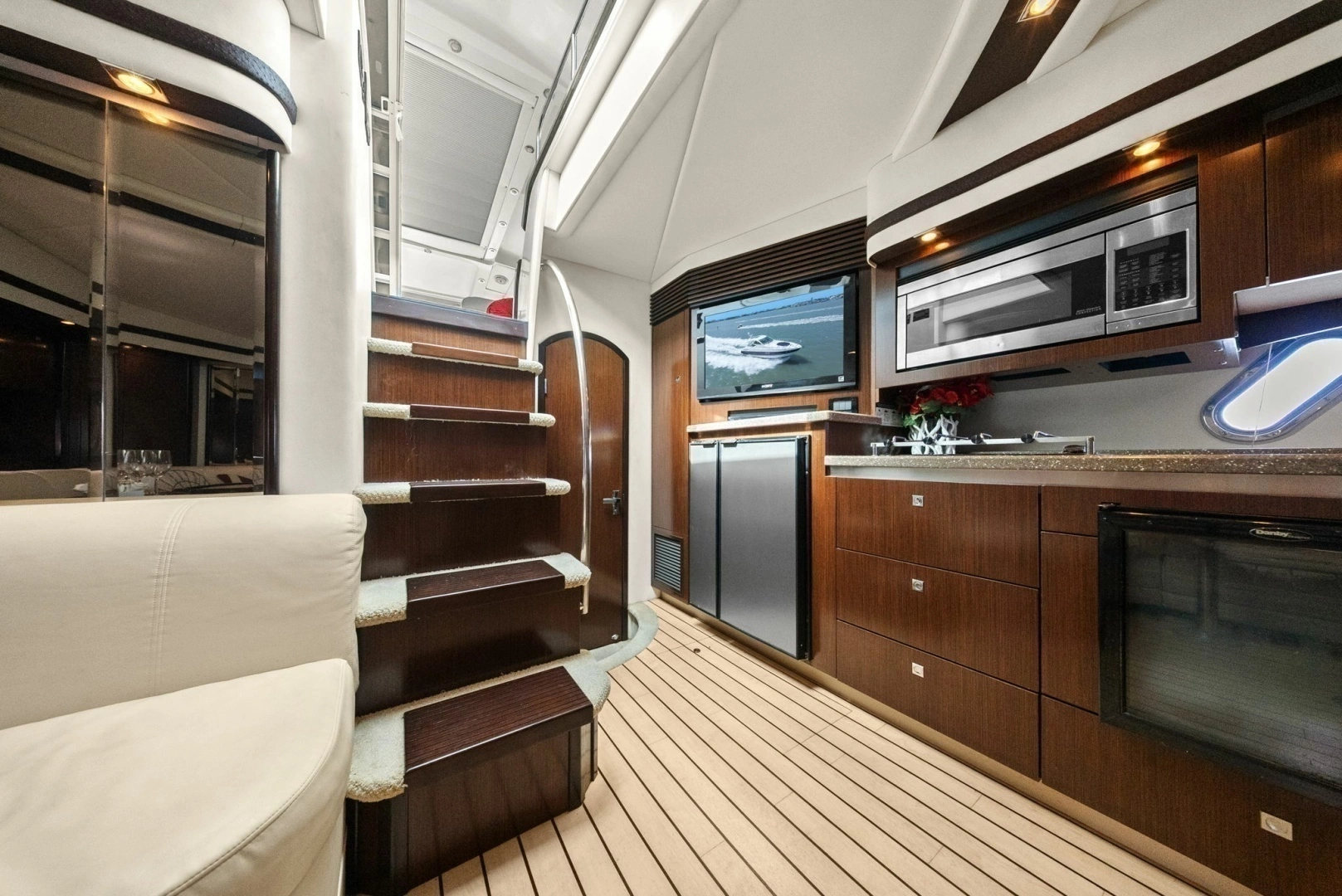 2012 Cruisers Yachts 540 Coupe - Image 15