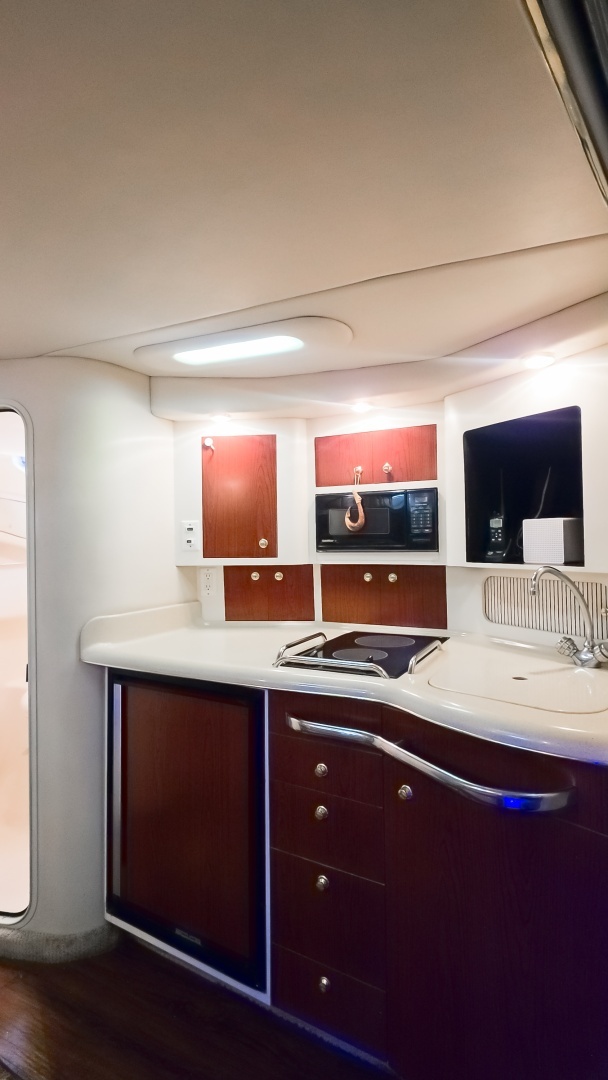 1998 Sea Ray 330 Express - Image 9