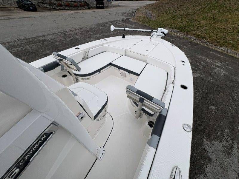 2026 Robalo 246 Cayman - 103