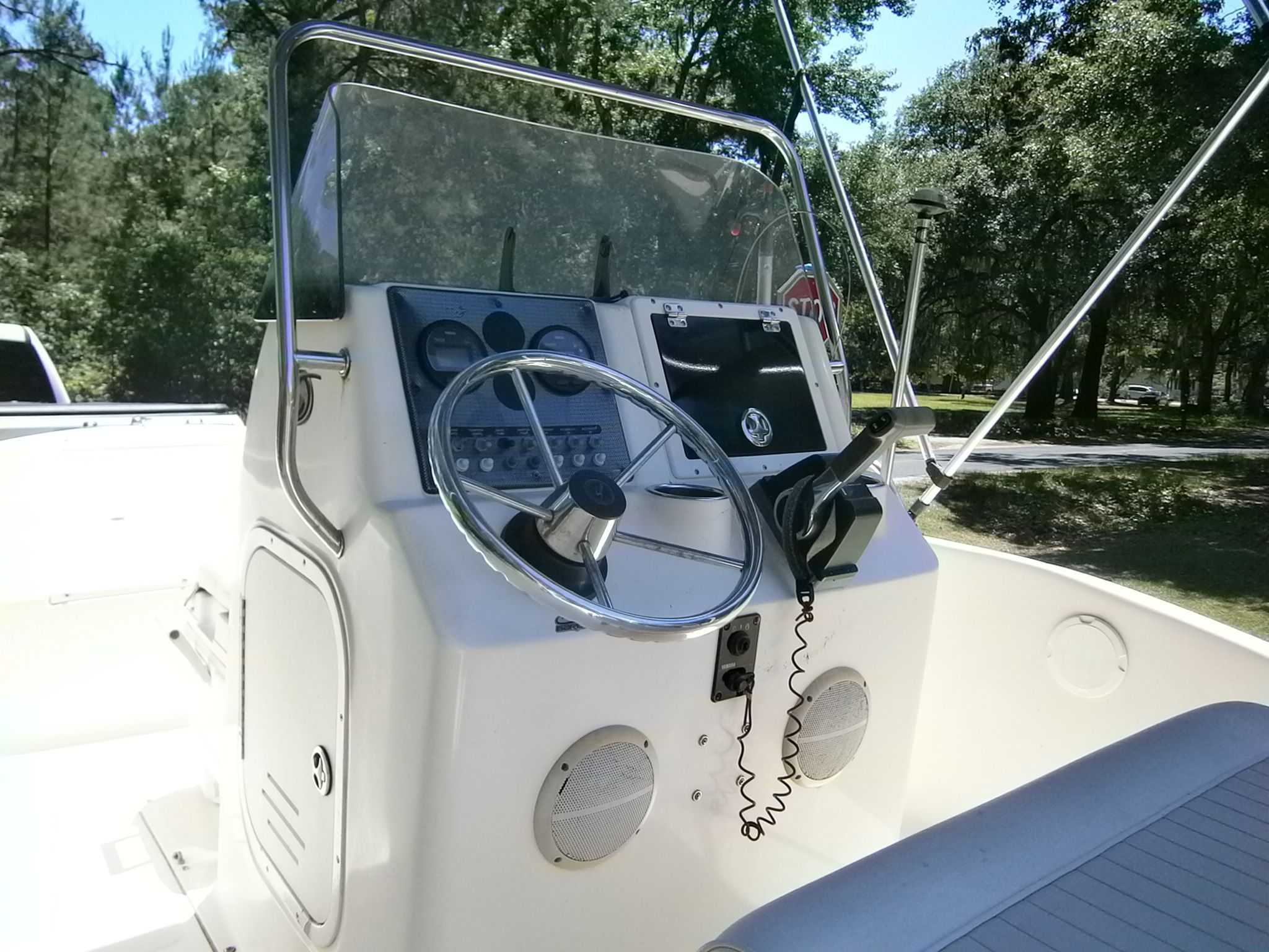 Scout 175 Sportfish 2004 helm console outdoors.