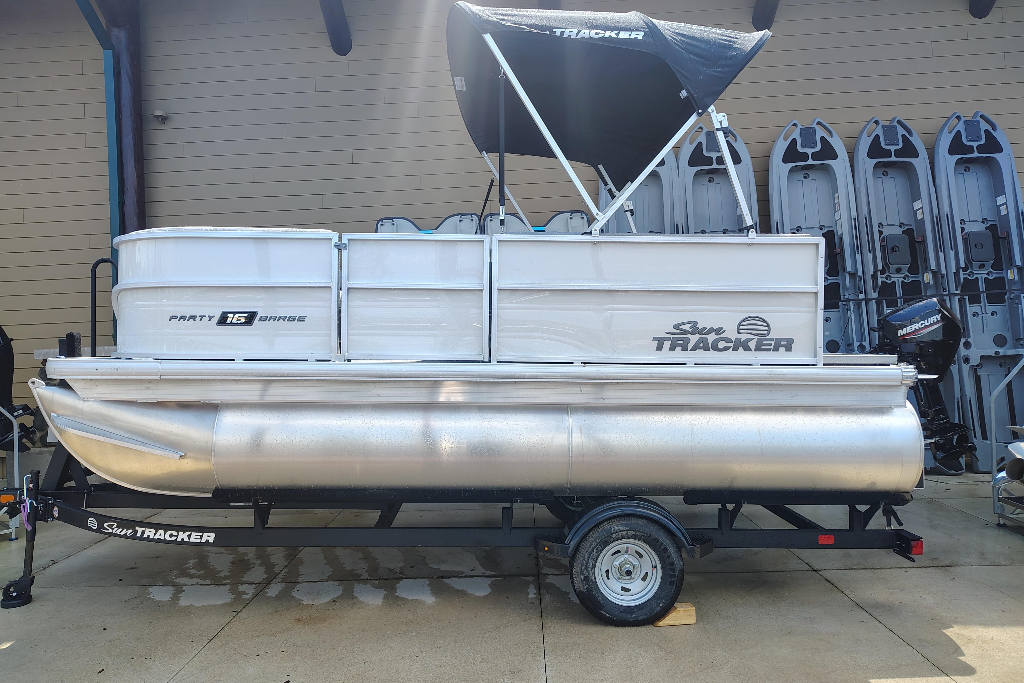 2026 Sun Tracker Party Barge 16 DLX