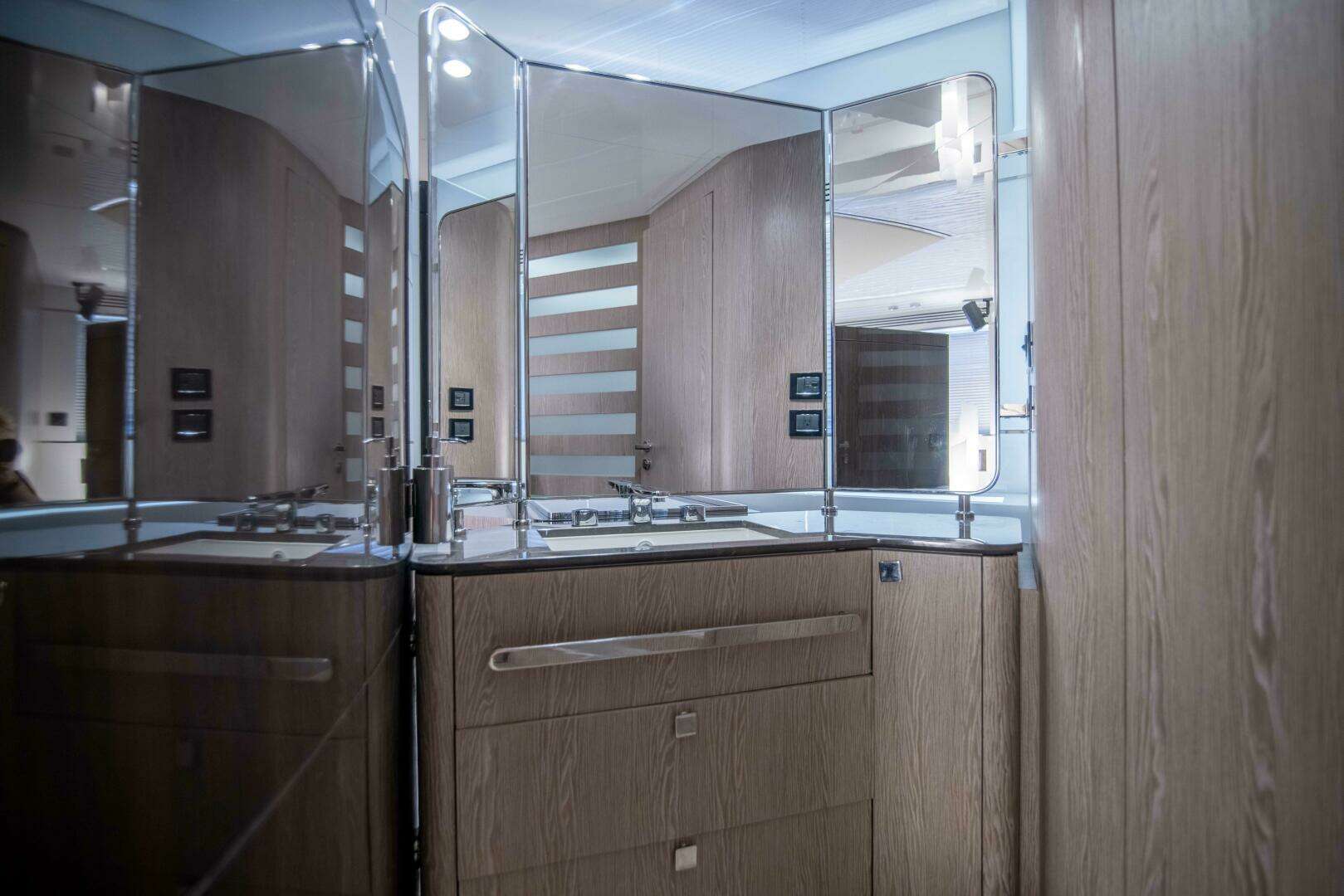 2019 Azimut S7 - Image 28