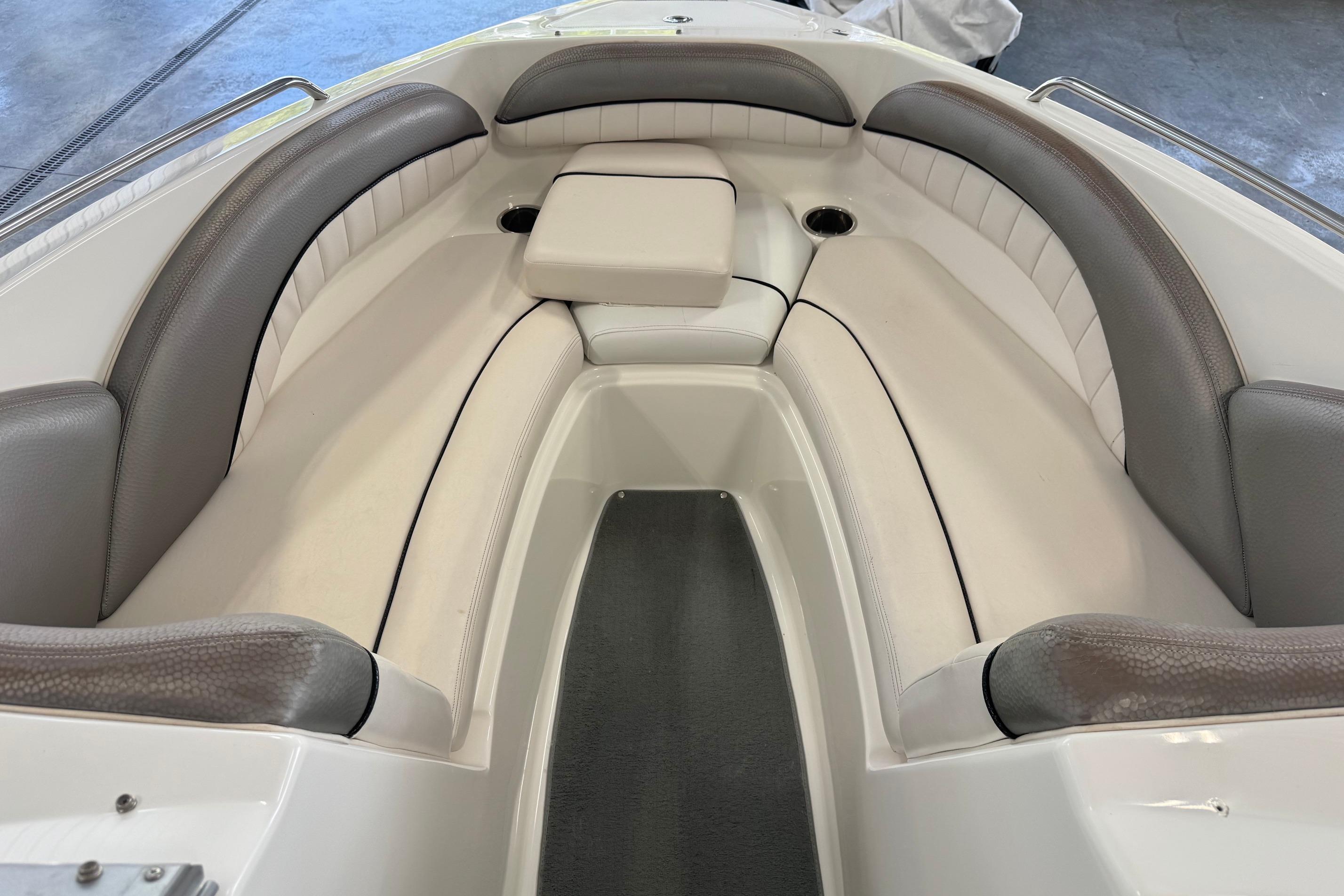2007 Yamaha Boats SX230 HO interior seating with gray and white upholstery.