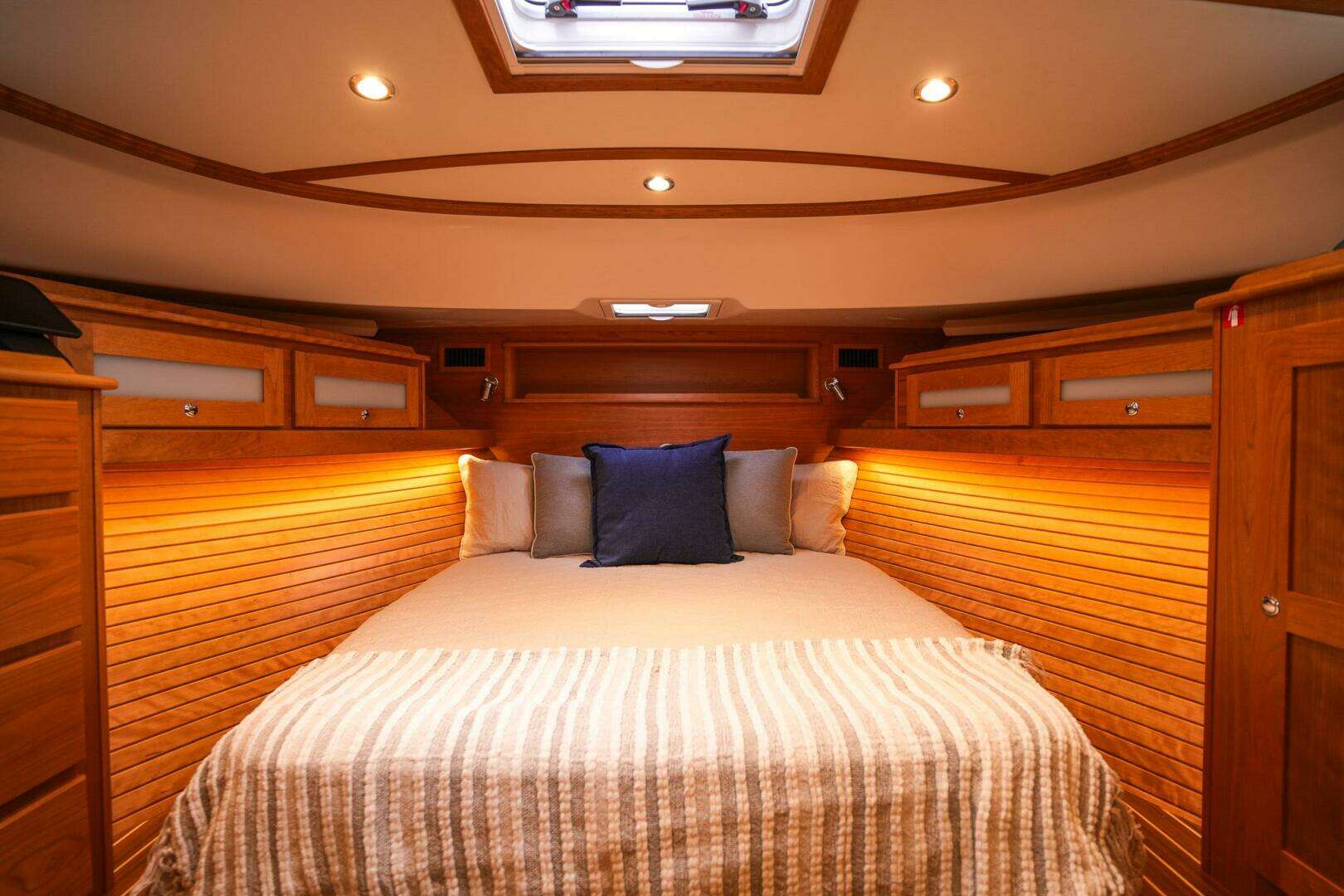 2027 Sabre 45 Salon Express - Image 32