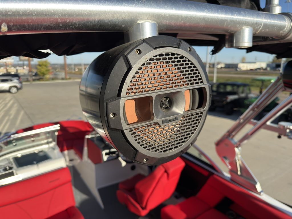 2019 MasterCraft XT22 - 22