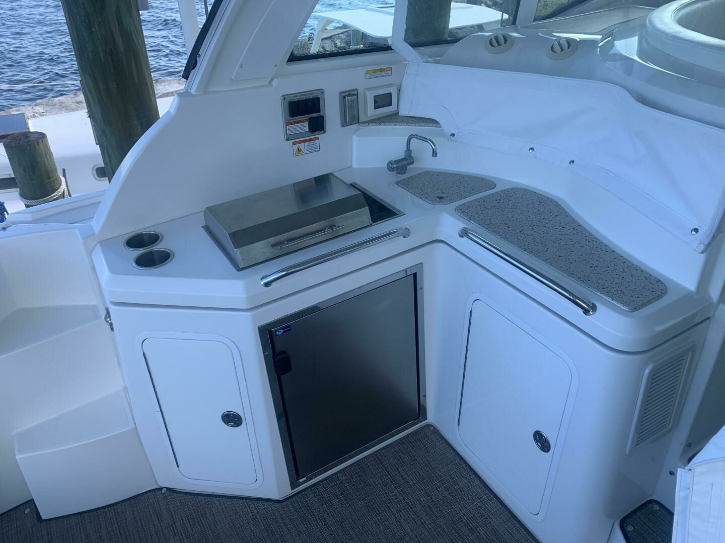 2011 Cruisers Yachts 420 Sports Coupe - Image 16